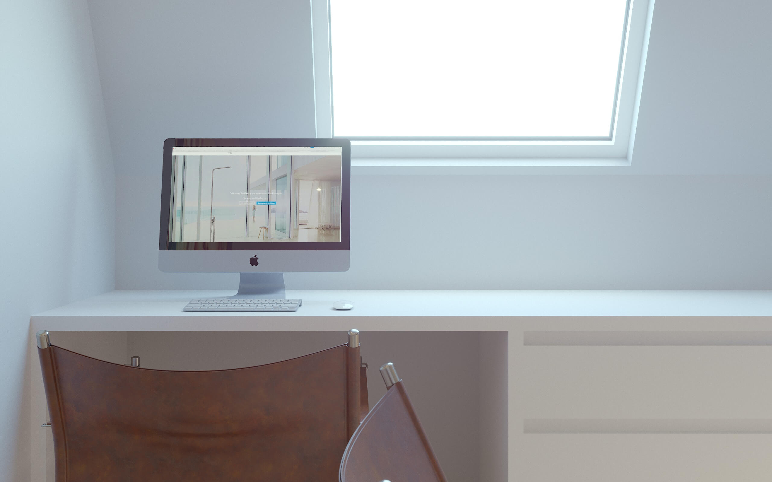 Arbeitsplatz mit beigem Sessel und weißem Schreibtisch mit Monitor vor Fenster