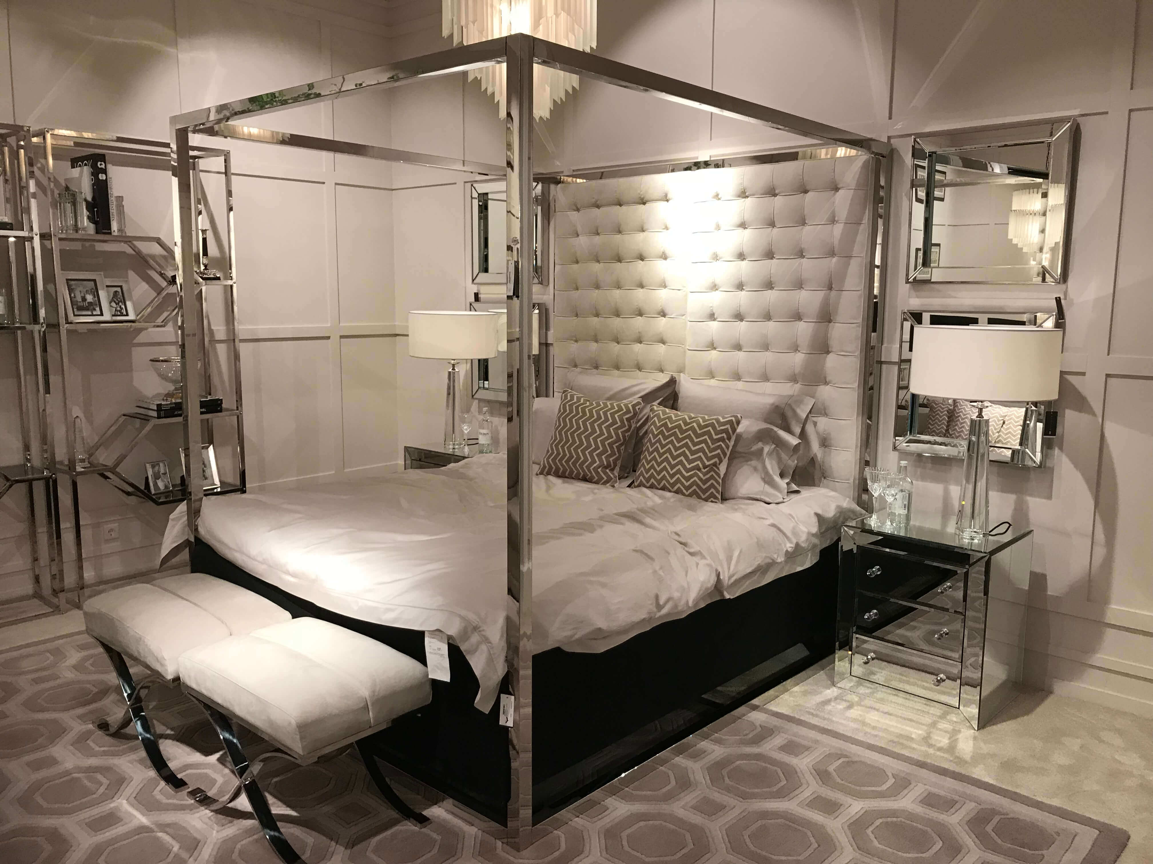 Weißes Doppelbett mit Chromdetails Weiß bezogenes Doppelbett mit chromiertem Rahmen und chromiertem Regal