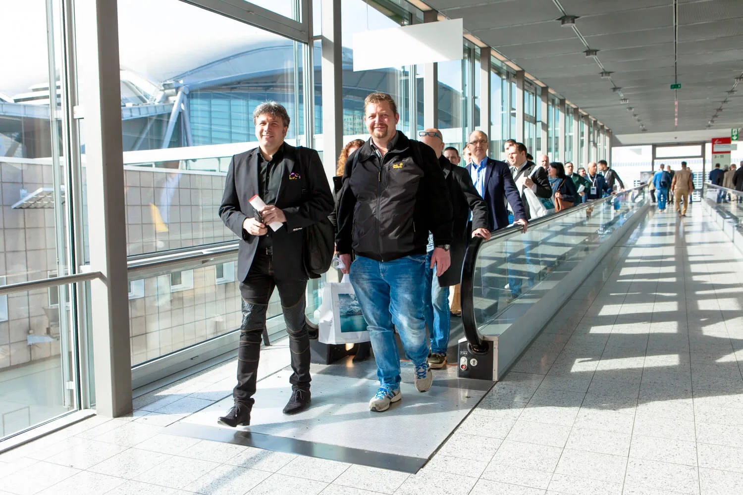 ISH 2017 eröffnet. Der Auftakt der Messe ISH in Frankfurt am Main liegt hinter uns. Torsten Müller veranstaltete in Zusammenarbeit mit Wilhelm Fuchs, PR Agentur aus Düsseldorf, am ersten Tag wieder seinen Messe-Run zu den Neuheiten. Der Run fand wieder einen überwältigenden Zuspruch, einigen Interessenten mussten leider aufgrund der hohen Teilnehmerzahl abgesagt werden.Zu den Neuheiten: Die Messe präsentiert sich in einem neuen Gewand. Die Aussteller setzen mehr auf Emotionalität und präsentieren sich mittlerweile auch in mystischen Farben sowie im verträumten Ambiente z.B. in eisenoxidschwarz oder purpurfarben inklusive Highlight durch professionelle emotionale Beleuchtungskonzepte. Badewannen werden mit Stoff umwickelt und haben nun samt Waschtisch überhaupt nichts mehr mit der alltäglichen Nasszelle im alten Gewand zu tun. Natursteine sind hinterleuchtet und können uns so ihr komplettes faszinierendes Spiel mitteilen. Die Freude ist groß, denn auch dem lebenswichtigen Element Wasser werden neue Richtungen gewidmet. Wie wird Wasser aus den heutigen Installationen fließen? Wie wird es uns mehr umschmeicheln? Sei es mit Kopfbrausen, Deckenbrausen oder Seitenbrausen. Wie fließt das Wasser in der Küche? Ein normaler Griff ist heute nicht mehr aktuell. Berührungslos oder einfaches antippen ist der Trend. Ja und Duschen allgemein und Baden hat vor allem mit dem guten alten Doktor Kneipp zu tun. Logisch, dass kalt-warm massierende Wassergüsse sowie Duft- Erlebnisse zusammen mit einem faszinierenden Lichtspiel im Badezimmer- Design zusammen kommen. Den kompletten Neuheiten- Bericht werden Sie in der kommenden Ausgabe lesen, da dieser aktuell zusammengestellt wird und zum Druckschluss leider noch nicht vorlag.