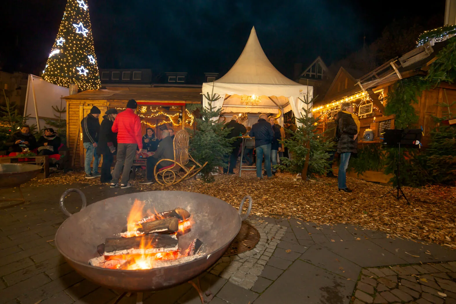 Advent im Kaminzimmer – Wenn in der Adventszeit viel zu früh die Dunkelheit hereinbricht und uns die Kälte eisig ummantelt, dann treffen wir uns im KAMINZIMMER. Mitten in der Stadt lockt behagliche Gemütlichkeit wie in einer entlegenen Berghütte. Und in freundlicher Geselligkeit – die Hände um einen Becher dampfend duftenden Glühweins gelegt – wird auch dieser Adventabend zum entspannten Vergnügen. Jeden Donnerstag, Freitag und Samstag der Adventszeit von 16.00 bis 22.00 Uhr – nach Shopping durch die vorweihnachtlich gestimmten Läden der Innenstadt und / oder Einkehr in der örtlichen Gastronomie findet im KAMINZIMMER der Tag den vollkommenen Abschluss.