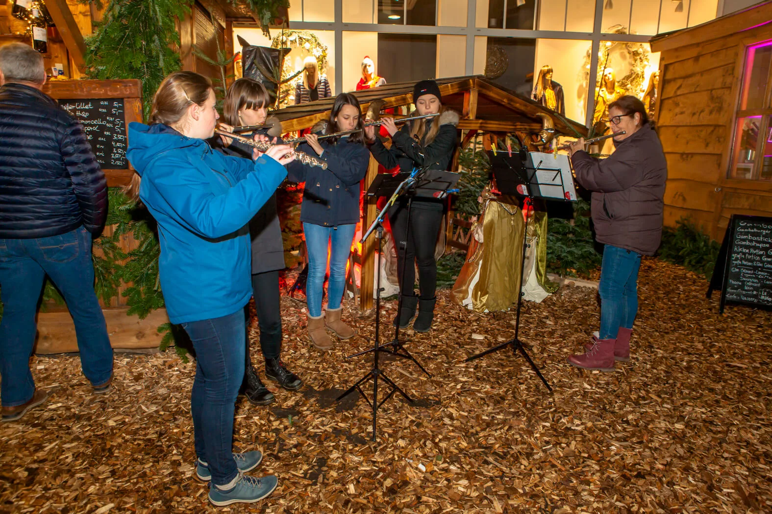  Advent im Kaminzimmer – Wenn in der Adventszeit viel zu früh die Dunkelheit hereinbricht und uns die Kälte eisig ummantelt, dann treffen wir uns im KAMINZIMMER. Mitten in der Stadt lockt behagliche Gemütlichkeit wie in einer entlegenen Berghütte. Und in freundlicher Geselligkeit – die Hände um einen Becher dampfend duftenden Glühweins gelegt – wird auch dieser Adventabend zum entspannten Vergnügen. Jeden Donnerstag, Freitag und Samstag der Adventszeit von 16.00 bis 22.00 Uhr – nach Shopping durch die vorweihnachtlich gestimmten Läden der Innenstadt und / oder Einkehr in der örtlichen Gastronomie findet im KAMINZIMMER der Tag den vollkommenen Abschluss.