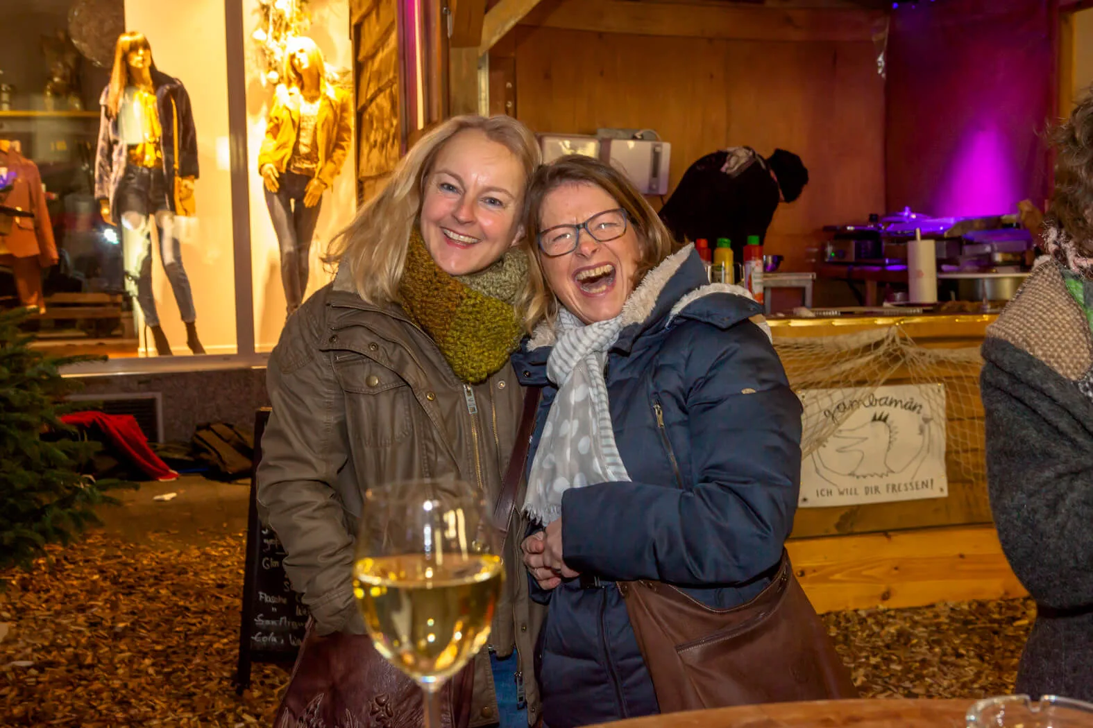  Advent im Kaminzimmer – Wenn in der Adventszeit viel zu früh die Dunkelheit hereinbricht und uns die Kälte eisig ummantelt, dann treffen wir uns im KAMINZIMMER. Mitten in der Stadt lockt behagliche Gemütlichkeit wie in einer entlegenen Berghütte. Und in freundlicher Geselligkeit – die Hände um einen Becher dampfend duftenden Glühweins gelegt – wird auch dieser Adventabend zum entspannten Vergnügen. Jeden Donnerstag, Freitag und Samstag der Adventszeit von 16.00 bis 22.00 Uhr – nach Shopping durch die vorweihnachtlich gestimmten Läden der Innenstadt und / oder Einkehr in der örtlichen Gastronomie findet im KAMINZIMMER der Tag den vollkommenen Abschluss.