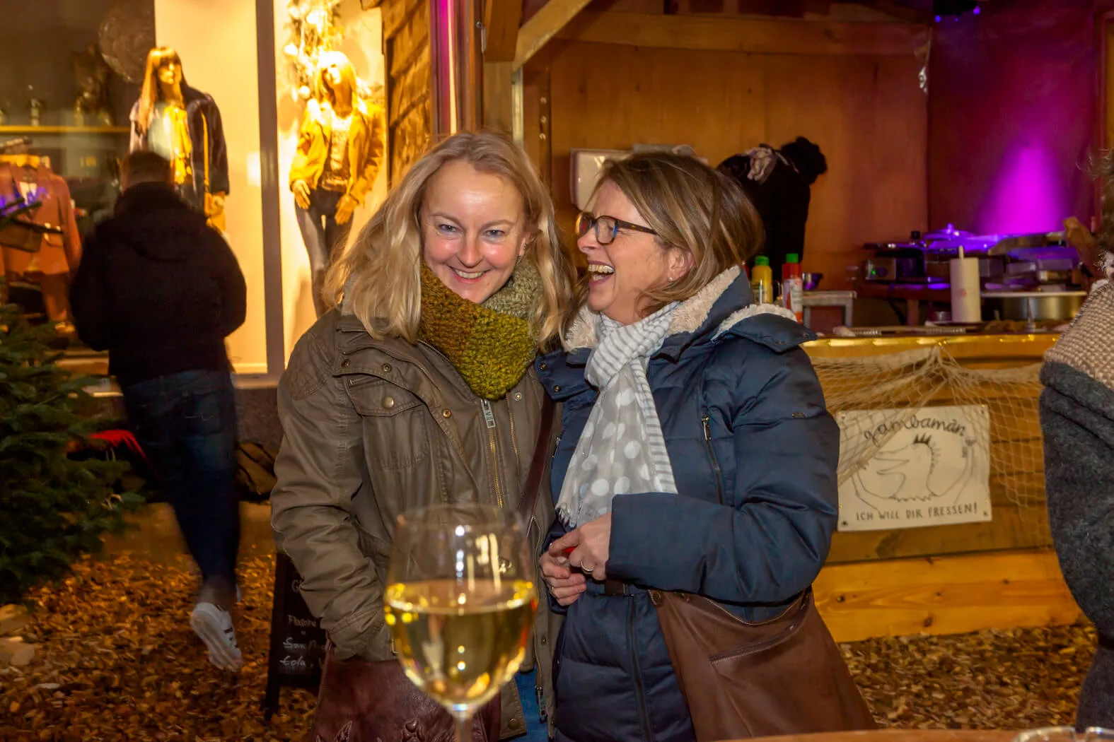  Advent im Kaminzimmer – Wenn in der Adventszeit viel zu früh die Dunkelheit hereinbricht und uns die Kälte eisig ummantelt, dann treffen wir uns im KAMINZIMMER. Mitten in der Stadt lockt behagliche Gemütlichkeit wie in einer entlegenen Berghütte. Und in freundlicher Geselligkeit – die Hände um einen Becher dampfend duftenden Glühweins gelegt – wird auch dieser Adventabend zum entspannten Vergnügen. Jeden Donnerstag, Freitag und Samstag der Adventszeit von 16.00 bis 22.00 Uhr – nach Shopping durch die vorweihnachtlich gestimmten Läden der Innenstadt und / oder Einkehr in der örtlichen Gastronomie findet im KAMINZIMMER der Tag den vollkommenen Abschluss.