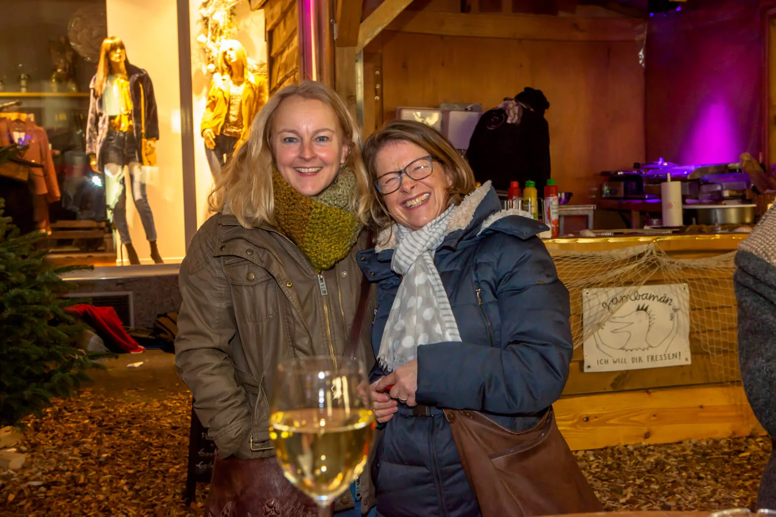 Advent im Kaminzimmer – Wenn in der Adventszeit viel zu früh die Dunkelheit hereinbricht und uns die Kälte eisig ummantelt, dann treffen wir uns im KAMINZIMMER. Mitten in der Stadt lockt behagliche Gemütlichkeit wie in einer entlegenen Berghütte. Und in freundlicher Geselligkeit – die Hände um einen Becher dampfend duftenden Glühweins gelegt – wird auch dieser Adventabend zum entspannten Vergnügen. Jeden Donnerstag, Freitag und Samstag der Adventszeit von 16.00 bis 22.00 Uhr – nach Shopping durch die vorweihnachtlich gestimmten Läden der Innenstadt und / oder Einkehr in der örtlichen Gastronomie findet im KAMINZIMMER der Tag den vollkommenen Abschluss.