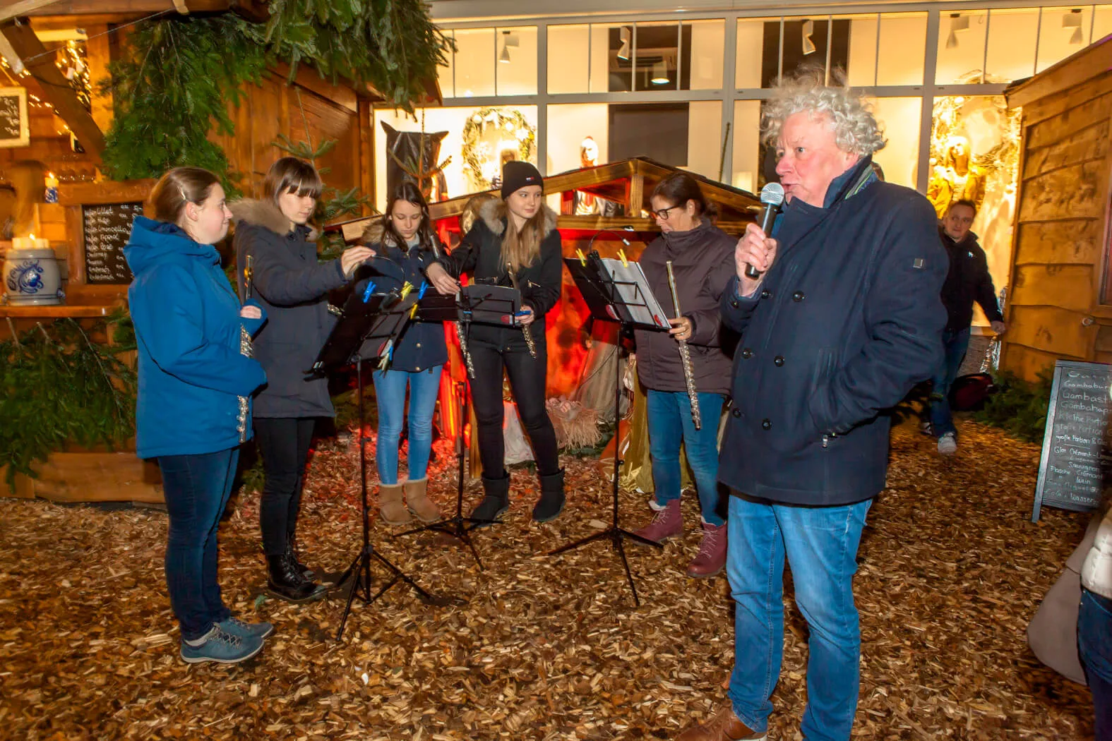  Advent im Kaminzimmer – Wenn in der Adventszeit viel zu früh die Dunkelheit hereinbricht und uns die Kälte eisig ummantelt, dann treffen wir uns im KAMINZIMMER. Mitten in der Stadt lockt behagliche Gemütlichkeit wie in einer entlegenen Berghütte. Und in freundlicher Geselligkeit – die Hände um einen Becher dampfend duftenden Glühweins gelegt – wird auch dieser Adventabend zum entspannten Vergnügen. Jeden Donnerstag, Freitag und Samstag der Adventszeit von 16.00 bis 22.00 Uhr – nach Shopping durch die vorweihnachtlich gestimmten Läden der Innenstadt und / oder Einkehr in der örtlichen Gastronomie findet im KAMINZIMMER der Tag den vollkommenen Abschluss.