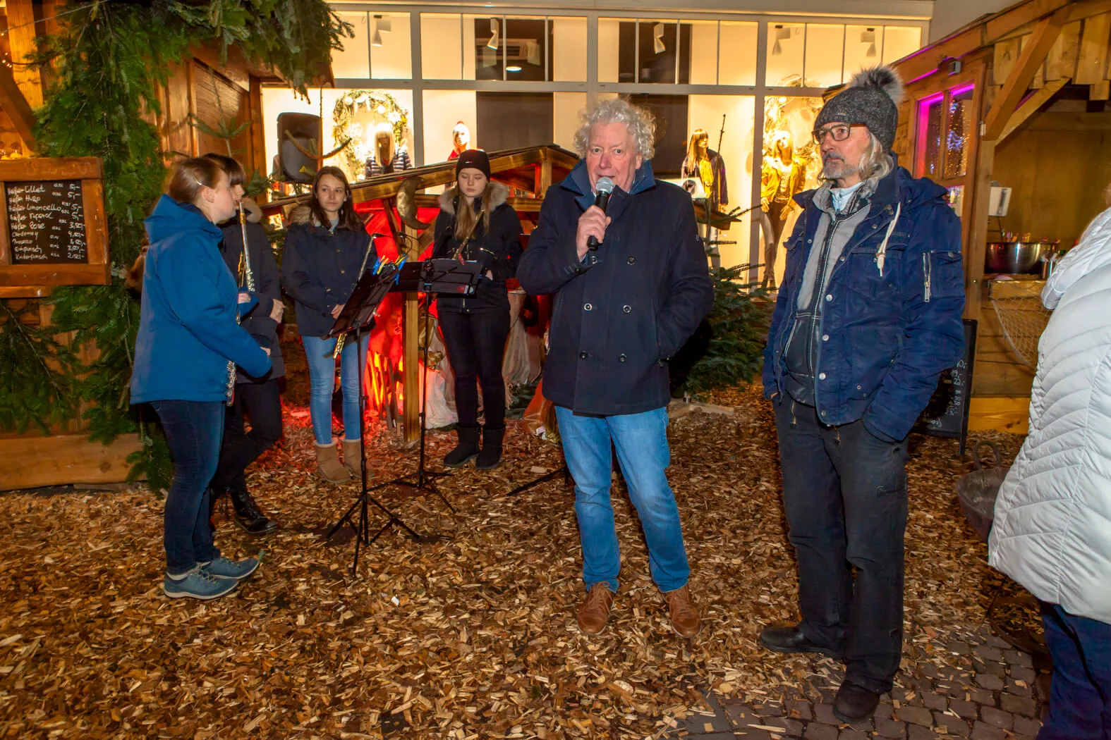  Advent im Kaminzimmer – Wenn in der Adventszeit viel zu früh die Dunkelheit hereinbricht und uns die Kälte eisig ummantelt, dann treffen wir uns im KAMINZIMMER. Mitten in der Stadt lockt behagliche Gemütlichkeit wie in einer entlegenen Berghütte. Und in freundlicher Geselligkeit – die Hände um einen Becher dampfend duftenden Glühweins gelegt – wird auch dieser Adventabend zum entspannten Vergnügen. Jeden Donnerstag, Freitag und Samstag der Adventszeit von 16.00 bis 22.00 Uhr – nach Shopping durch die vorweihnachtlich gestimmten Läden der Innenstadt und / oder Einkehr in der örtlichen Gastronomie findet im KAMINZIMMER der Tag den vollkommenen Abschluss.