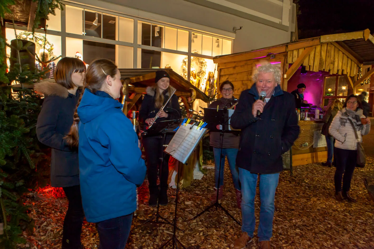  Advent im Kaminzimmer – Wenn in der Adventszeit viel zu früh die Dunkelheit hereinbricht und uns die Kälte eisig ummantelt, dann treffen wir uns im KAMINZIMMER. Mitten in der Stadt lockt behagliche Gemütlichkeit wie in einer entlegenen Berghütte. Und in freundlicher Geselligkeit – die Hände um einen Becher dampfend duftenden Glühweins gelegt – wird auch dieser Adventabend zum entspannten Vergnügen. Jeden Donnerstag, Freitag und Samstag der Adventszeit von 16.00 bis 22.00 Uhr – nach Shopping durch die vorweihnachtlich gestimmten Läden der Innenstadt und / oder Einkehr in der örtlichen Gastronomie findet im KAMINZIMMER der Tag den vollkommenen Abschluss.