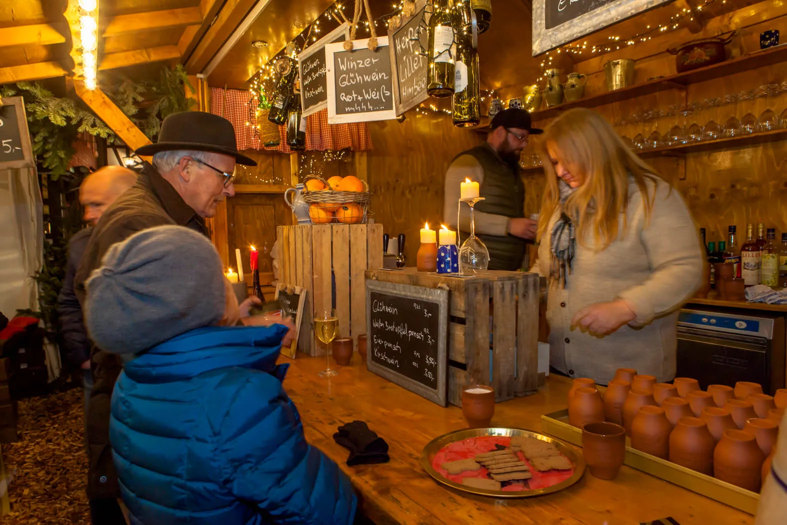 Advent im Kaminzimmer – Wenn in der Adventszeit viel zu früh die Dunkelheit hereinbricht und uns die Kälte eisig ummantelt, dann treffen wir uns im KAMINZIMMER. Mitten in der Stadt lockt behagliche Gemütlichkeit wie in einer entlegenen Berghütte. Und in freundlicher Geselligkeit – die Hände um einen Becher dampfend duftenden Glühweins gelegt – wird auch dieser Adventabend zum entspannten Vergnügen. Jeden Donnerstag, Freitag und Samstag der Adventszeit von 16.00 bis 22.00 Uhr – nach Shopping durch die vorweihnachtlich gestimmten Läden der Innenstadt und / oder Einkehr in der örtlichen Gastronomie findet im KAMINZIMMER der Tag den vollkommenen Abschluss.