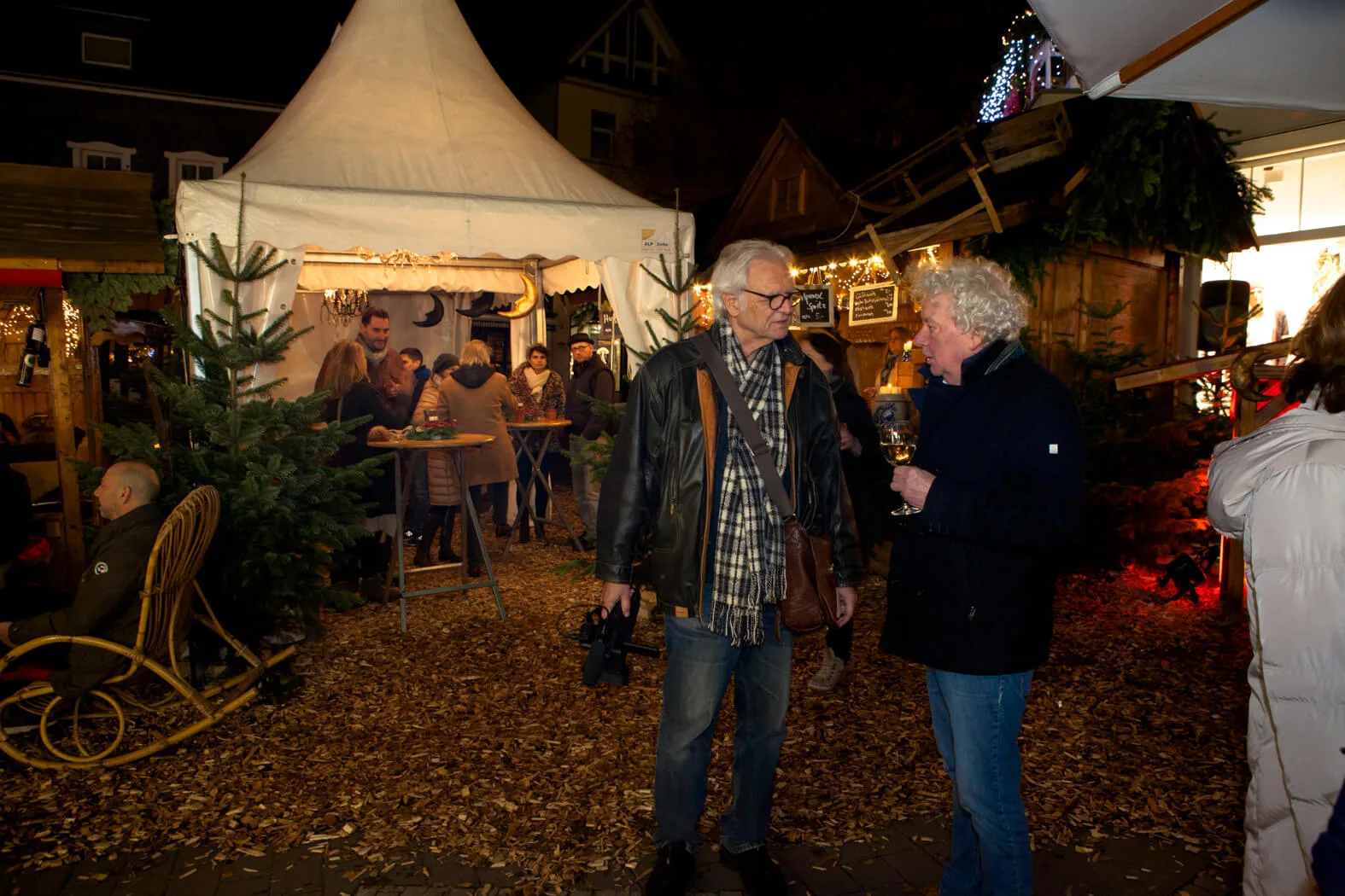  Advent im Kaminzimmer – Wenn in der Adventszeit viel zu früh die Dunkelheit hereinbricht und uns die Kälte eisig ummantelt, dann treffen wir uns im KAMINZIMMER. Mitten in der Stadt lockt behagliche Gemütlichkeit wie in einer entlegenen Berghütte. Und in freundlicher Geselligkeit – die Hände um einen Becher dampfend duftenden Glühweins gelegt – wird auch dieser Adventabend zum entspannten Vergnügen. Jeden Donnerstag, Freitag und Samstag der Adventszeit von 16.00 bis 22.00 Uhr – nach Shopping durch die vorweihnachtlich gestimmten Läden der Innenstadt und / oder Einkehr in der örtlichen Gastronomie findet im KAMINZIMMER der Tag den vollkommenen Abschluss.