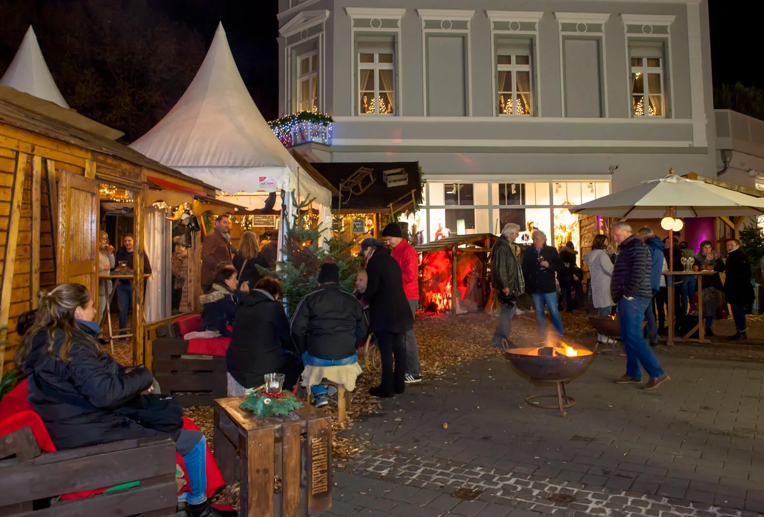  Advent im Kaminzimmer – Wenn in der Adventszeit viel zu früh die Dunkelheit hereinbricht und uns die Kälte eisig ummantelt, dann treffen wir uns im KAMINZIMMER. Mitten in der Stadt lockt behagliche Gemütlichkeit wie in einer entlegenen Berghütte. Und in freundlicher Geselligkeit – die Hände um einen Becher dampfend duftenden Glühweins gelegt – wird auch dieser Adventabend zum entspannten Vergnügen. Jeden Donnerstag, Freitag und Samstag der Adventszeit von 16.00 bis 22.00 Uhr – nach Shopping durch die vorweihnachtlich gestimmten Läden der Innenstadt und / oder Einkehr in der örtlichen Gastronomie findet im KAMINZIMMER der Tag den vollkommenen Abschluss.