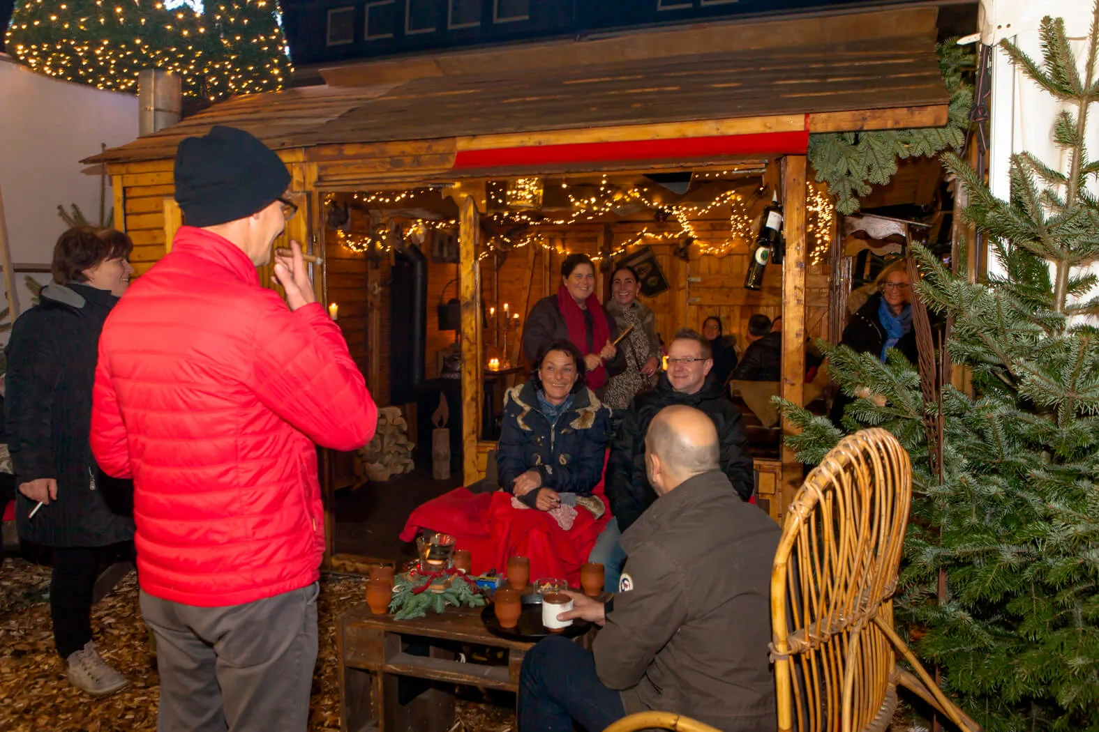  Advent im Kaminzimmer – Wenn in der Adventszeit viel zu früh die Dunkelheit hereinbricht und uns die Kälte eisig ummantelt, dann treffen wir uns im KAMINZIMMER. Mitten in der Stadt lockt behagliche Gemütlichkeit wie in einer entlegenen Berghütte. Und in freundlicher Geselligkeit – die Hände um einen Becher dampfend duftenden Glühweins gelegt – wird auch dieser Adventabend zum entspannten Vergnügen. Jeden Donnerstag, Freitag und Samstag der Adventszeit von 16.00 bis 22.00 Uhr – nach Shopping durch die vorweihnachtlich gestimmten Läden der Innenstadt und / oder Einkehr in der örtlichen Gastronomie findet im KAMINZIMMER der Tag den vollkommenen Abschluss.