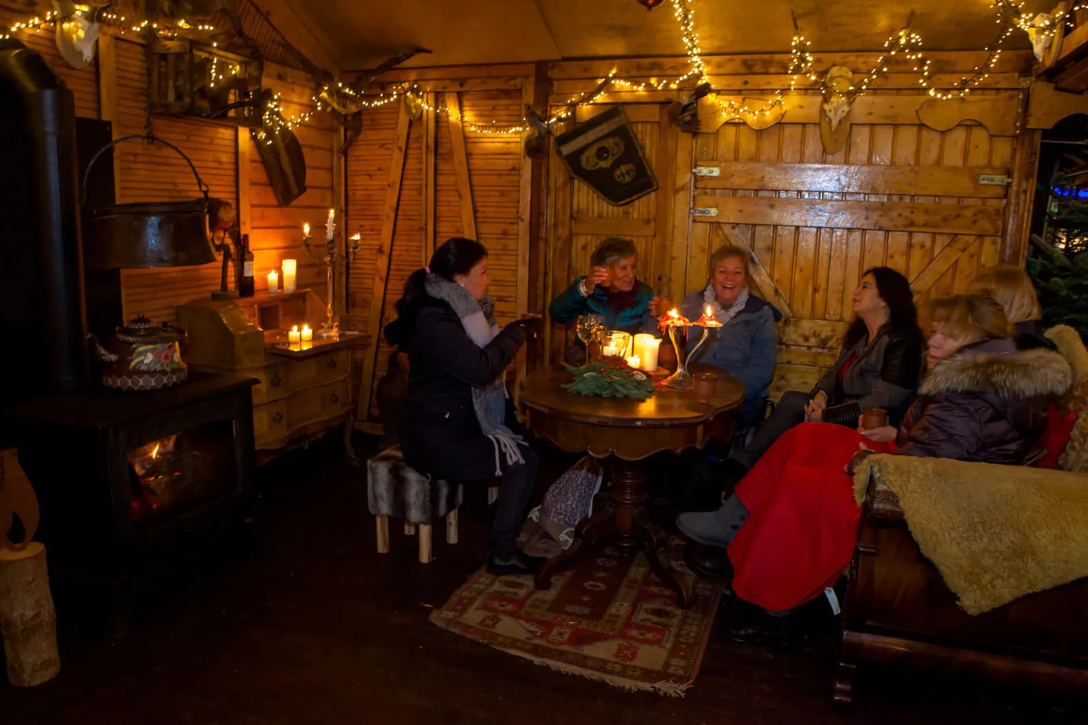  Advent im Kaminzimmer – Wenn in der Adventszeit viel zu früh die Dunkelheit hereinbricht und uns die Kälte eisig ummantelt, dann treffen wir uns im KAMINZIMMER. Mitten in der Stadt lockt behagliche Gemütlichkeit wie in einer entlegenen Berghütte. Und in freundlicher Geselligkeit – die Hände um einen Becher dampfend duftenden Glühweins gelegt – wird auch dieser Adventabend zum entspannten Vergnügen. Jeden Donnerstag, Freitag und Samstag der Adventszeit von 16.00 bis 22.00 Uhr – nach Shopping durch die vorweihnachtlich gestimmten Läden der Innenstadt und / oder Einkehr in der örtlichen Gastronomie findet im KAMINZIMMER der Tag den vollkommenen Abschluss.