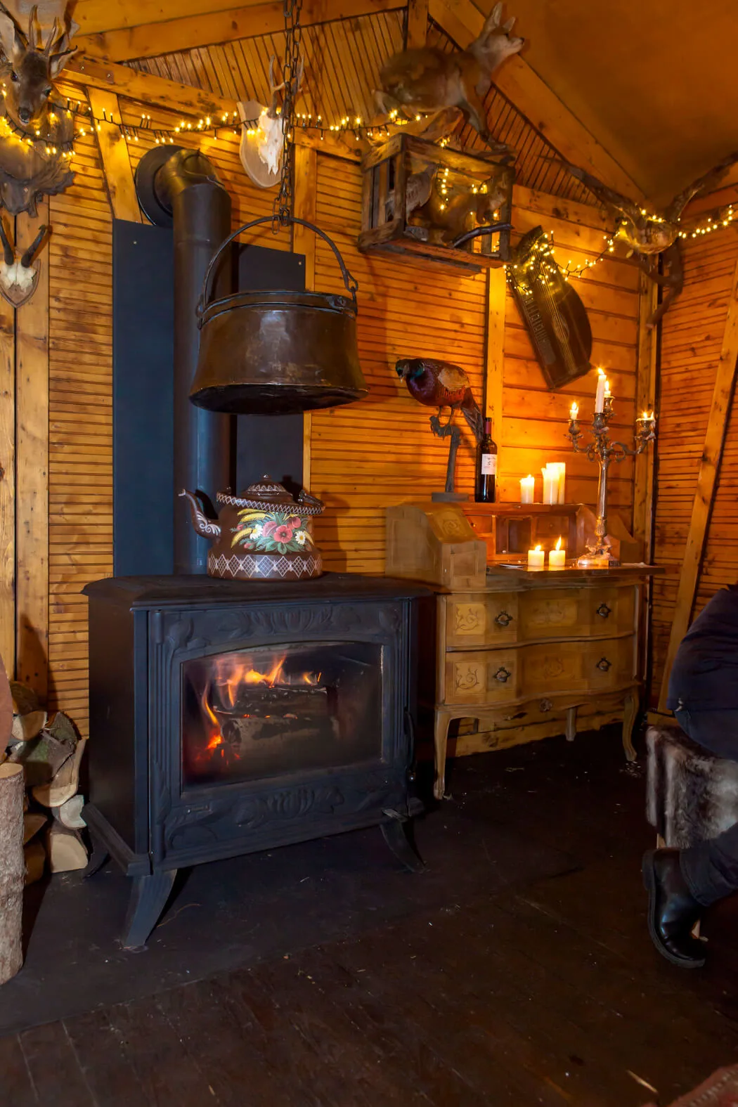  Advent im Kaminzimmer – Wenn in der Adventszeit viel zu früh die Dunkelheit hereinbricht und uns die Kälte eisig ummantelt, dann treffen wir uns im KAMINZIMMER. Mitten in der Stadt lockt behagliche Gemütlichkeit wie in einer entlegenen Berghütte. Und in freundlicher Geselligkeit – die Hände um einen Becher dampfend duftenden Glühweins gelegt – wird auch dieser Adventabend zum entspannten Vergnügen. Jeden Donnerstag, Freitag und Samstag der Adventszeit von 16.00 bis 22.00 Uhr – nach Shopping durch die vorweihnachtlich gestimmten Läden der Innenstadt und / oder Einkehr in der örtlichen Gastronomie findet im KAMINZIMMER der Tag den vollkommenen Abschluss.