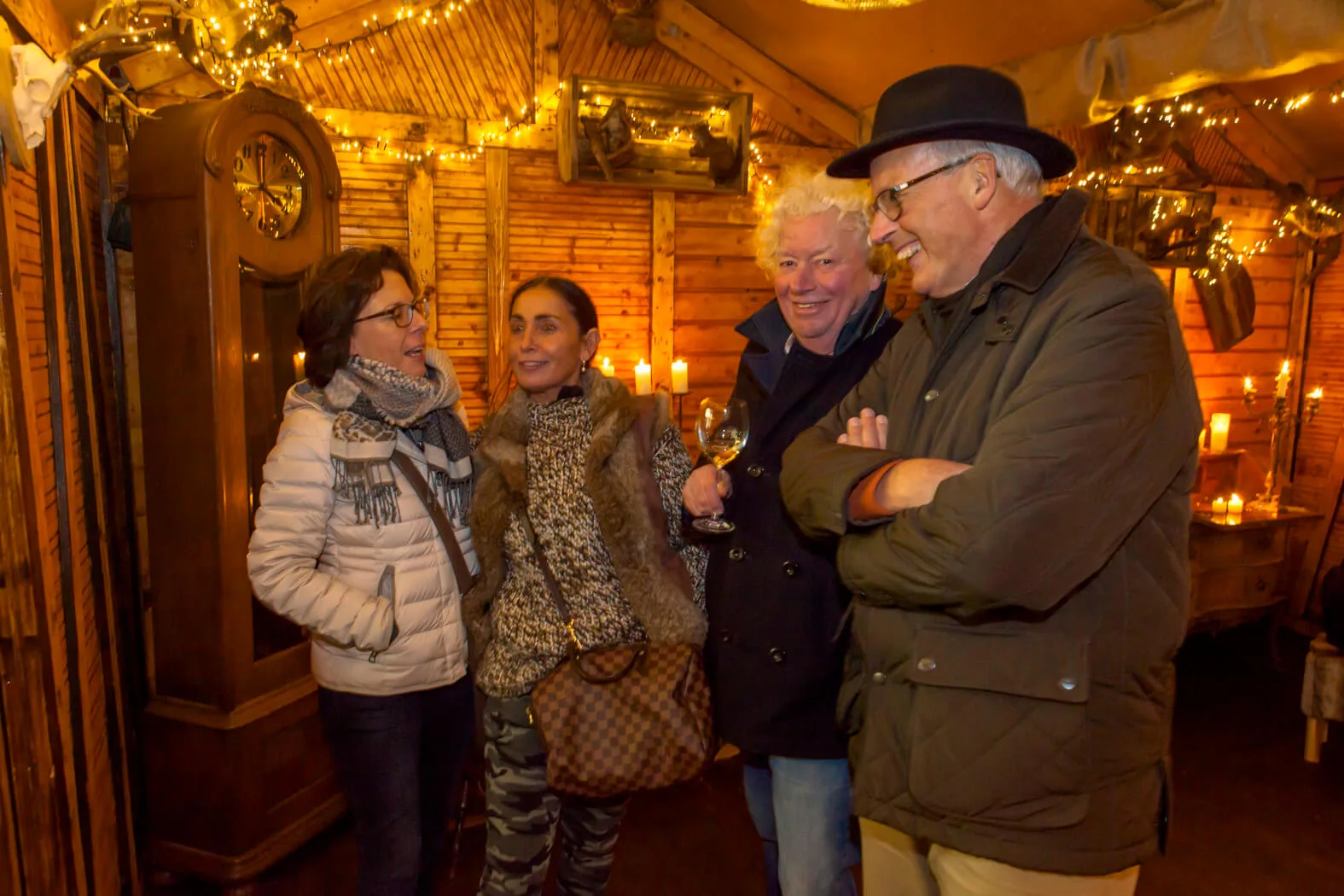  Advent im Kaminzimmer – Wenn in der Adventszeit viel zu früh die Dunkelheit hereinbricht und uns die Kälte eisig ummantelt, dann treffen wir uns im KAMINZIMMER. Mitten in der Stadt lockt behagliche Gemütlichkeit wie in einer entlegenen Berghütte. Und in freundlicher Geselligkeit – die Hände um einen Becher dampfend duftenden Glühweins gelegt – wird auch dieser Adventabend zum entspannten Vergnügen. Jeden Donnerstag, Freitag und Samstag der Adventszeit von 16.00 bis 22.00 Uhr – nach Shopping durch die vorweihnachtlich gestimmten Läden der Innenstadt und / oder Einkehr in der örtlichen Gastronomie findet im KAMINZIMMER der Tag den vollkommenen Abschluss.