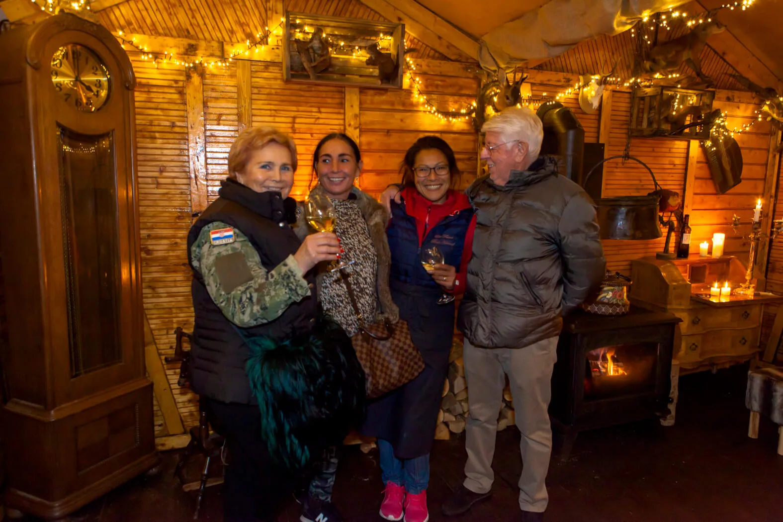  Advent im Kaminzimmer – Wenn in der Adventszeit viel zu früh die Dunkelheit hereinbricht und uns die Kälte eisig ummantelt, dann treffen wir uns im KAMINZIMMER. Mitten in der Stadt lockt behagliche Gemütlichkeit wie in einer entlegenen Berghütte. Und in freundlicher Geselligkeit – die Hände um einen Becher dampfend duftenden Glühweins gelegt – wird auch dieser Adventabend zum entspannten Vergnügen. Jeden Donnerstag, Freitag und Samstag der Adventszeit von 16.00 bis 22.00 Uhr – nach Shopping durch die vorweihnachtlich gestimmten Läden der Innenstadt und / oder Einkehr in der örtlichen Gastronomie findet im KAMINZIMMER der Tag den vollkommenen Abschluss.