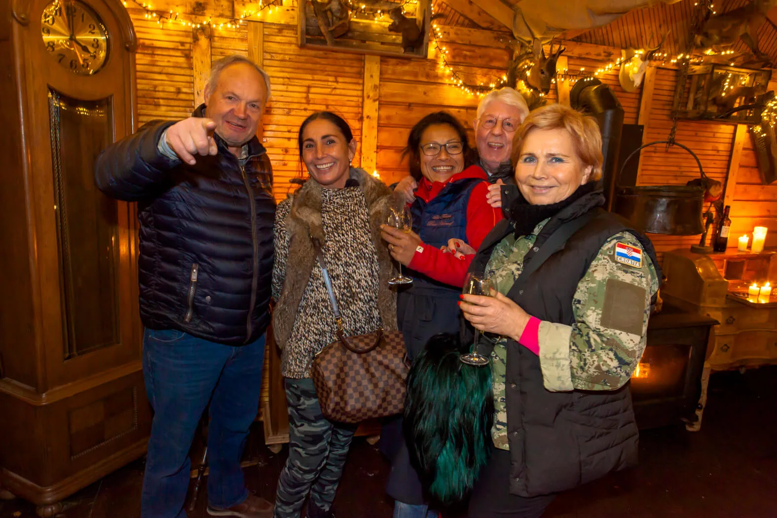  Advent im Kaminzimmer – Wenn in der Adventszeit viel zu früh die Dunkelheit hereinbricht und uns die Kälte eisig ummantelt, dann treffen wir uns im KAMINZIMMER. Mitten in der Stadt lockt behagliche Gemütlichkeit wie in einer entlegenen Berghütte. Und in freundlicher Geselligkeit – die Hände um einen Becher dampfend duftenden Glühweins gelegt – wird auch dieser Adventabend zum entspannten Vergnügen. Jeden Donnerstag, Freitag und Samstag der Adventszeit von 16.00 bis 22.00 Uhr – nach Shopping durch die vorweihnachtlich gestimmten Läden der Innenstadt und / oder Einkehr in der örtlichen Gastronomie findet im KAMINZIMMER der Tag den vollkommenen Abschluss.