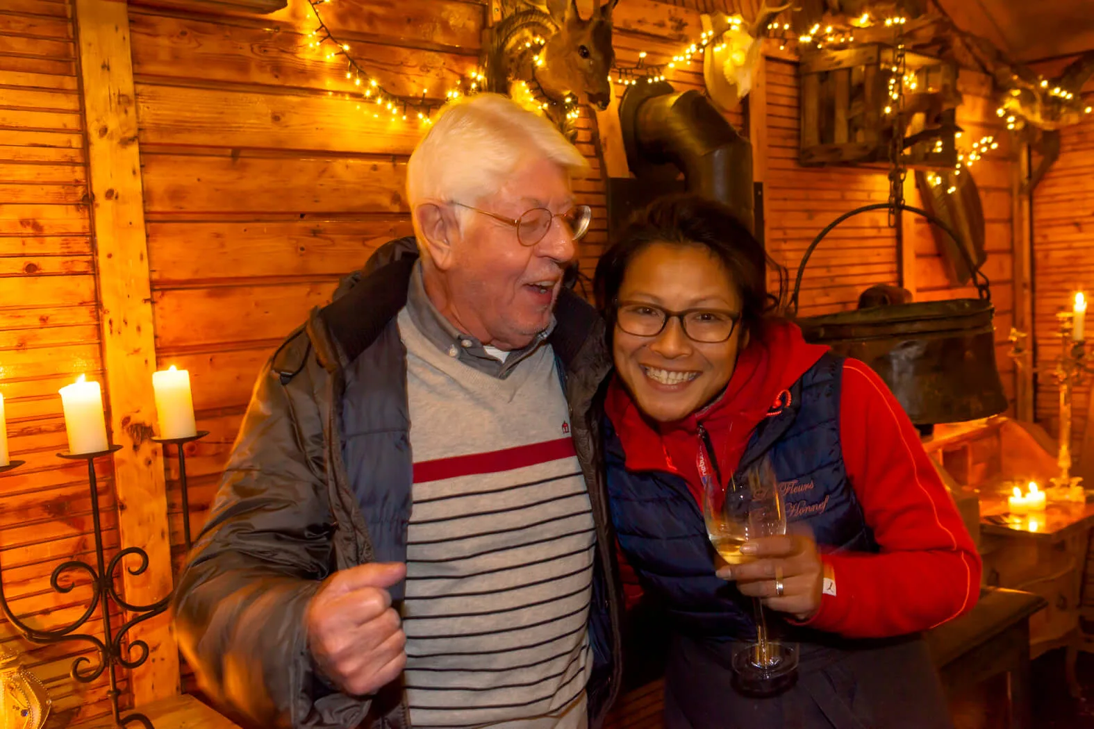 Advent im Kaminzimmer – Wenn in der Adventszeit viel zu früh die Dunkelheit hereinbricht und uns die Kälte eisig ummantelt, dann treffen wir uns im KAMINZIMMER. Mitten in der Stadt lockt behagliche Gemütlichkeit wie in einer entlegenen Berghütte. Und in freundlicher Geselligkeit – die Hände um einen Becher dampfend duftenden Glühweins gelegt – wird auch dieser Adventabend zum entspannten Vergnügen. Jeden Donnerstag, Freitag und Samstag der Adventszeit von 16.00 bis 22.00 Uhr – nach Shopping durch die vorweihnachtlich gestimmten Läden der Innenstadt und / oder Einkehr in der örtlichen Gastronomie findet im KAMINZIMMER der Tag den vollkommenen Abschluss.