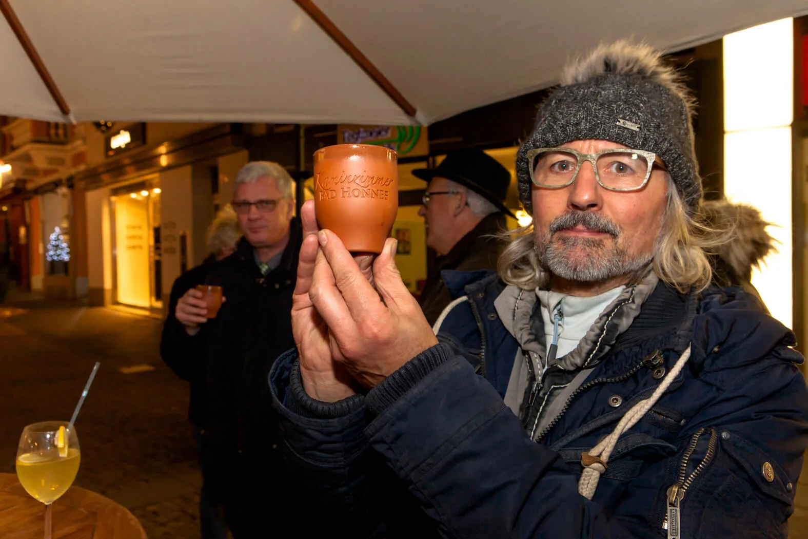  Advent im Kaminzimmer – Wenn in der Adventszeit viel zu früh die Dunkelheit hereinbricht und uns die Kälte eisig ummantelt, dann treffen wir uns im KAMINZIMMER. Mitten in der Stadt lockt behagliche Gemütlichkeit wie in einer entlegenen Berghütte. Und in freundlicher Geselligkeit – die Hände um einen Becher dampfend duftenden Glühweins gelegt – wird auch dieser Adventabend zum entspannten Vergnügen. Jeden Donnerstag, Freitag und Samstag der Adventszeit von 16.00 bis 22.00 Uhr – nach Shopping durch die vorweihnachtlich gestimmten Läden der Innenstadt und / oder Einkehr in der örtlichen Gastronomie findet im KAMINZIMMER der Tag den vollkommenen Abschluss.