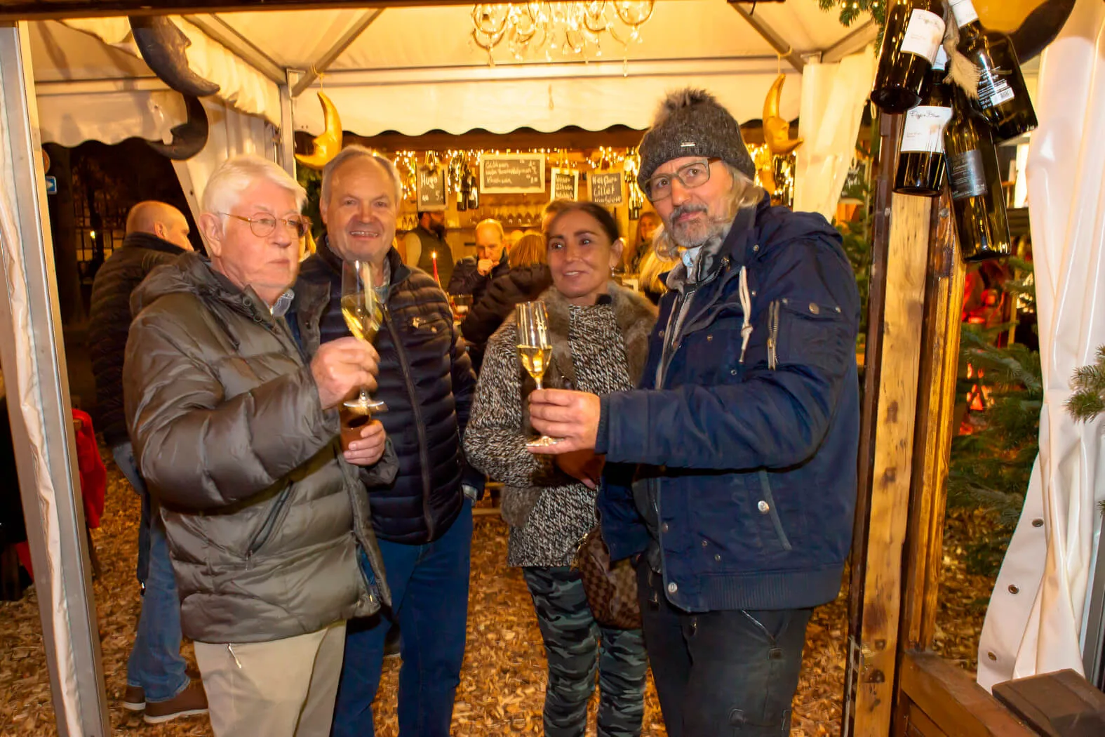  Advent im Kaminzimmer – Wenn in der Adventszeit viel zu früh die Dunkelheit hereinbricht und uns die Kälte eisig ummantelt, dann treffen wir uns im KAMINZIMMER. Mitten in der Stadt lockt behagliche Gemütlichkeit wie in einer entlegenen Berghütte. Und in freundlicher Geselligkeit – die Hände um einen Becher dampfend duftenden Glühweins gelegt – wird auch dieser Adventabend zum entspannten Vergnügen. Jeden Donnerstag, Freitag und Samstag der Adventszeit von 16.00 bis 22.00 Uhr – nach Shopping durch die vorweihnachtlich gestimmten Läden der Innenstadt und / oder Einkehr in der örtlichen Gastronomie findet im KAMINZIMMER der Tag den vollkommenen Abschluss.
