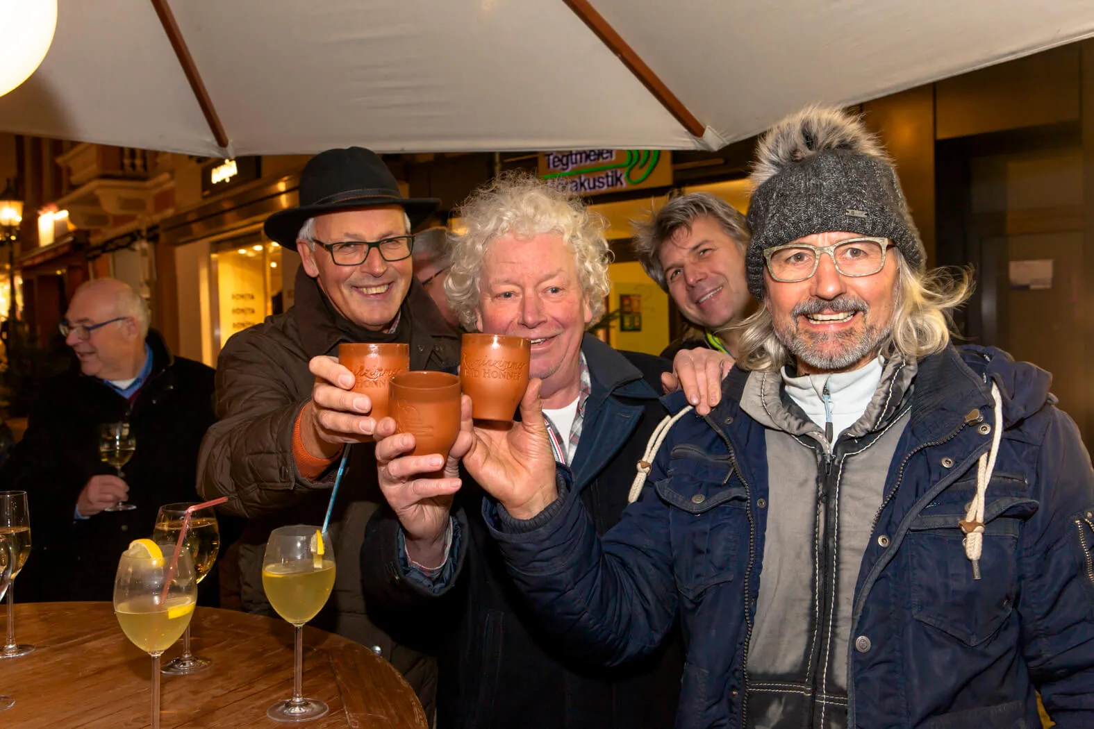  Advent im Kaminzimmer – Wenn in der Adventszeit viel zu früh die Dunkelheit hereinbricht und uns die Kälte eisig ummantelt, dann treffen wir uns im KAMINZIMMER. Mitten in der Stadt lockt behagliche Gemütlichkeit wie in einer entlegenen Berghütte. Und in freundlicher Geselligkeit – die Hände um einen Becher dampfend duftenden Glühweins gelegt – wird auch dieser Adventabend zum entspannten Vergnügen. Jeden Donnerstag, Freitag und Samstag der Adventszeit von 16.00 bis 22.00 Uhr – nach Shopping durch die vorweihnachtlich gestimmten Läden der Innenstadt und / oder Einkehr in der örtlichen Gastronomie findet im KAMINZIMMER der Tag den vollkommenen Abschluss.