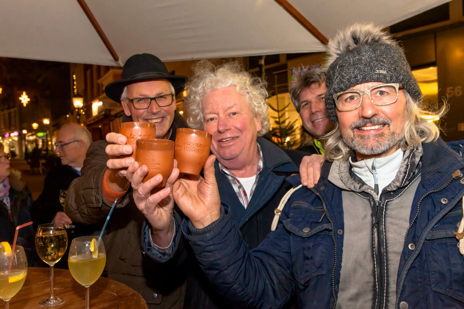  Advent im Kaminzimmer – Wenn in der Adventszeit viel zu früh die Dunkelheit hereinbricht und uns die Kälte eisig ummantelt, dann treffen wir uns im KAMINZIMMER. Mitten in der Stadt lockt behagliche Gemütlichkeit wie in einer entlegenen Berghütte. Und in freundlicher Geselligkeit – die Hände um einen Becher dampfend duftenden Glühweins gelegt – wird auch dieser Adventabend zum entspannten Vergnügen. Jeden Donnerstag, Freitag und Samstag der Adventszeit von 16.00 bis 22.00 Uhr – nach Shopping durch die vorweihnachtlich gestimmten Läden der Innenstadt und / oder Einkehr in der örtlichen Gastronomie findet im KAMINZIMMER der Tag den vollkommenen Abschluss.