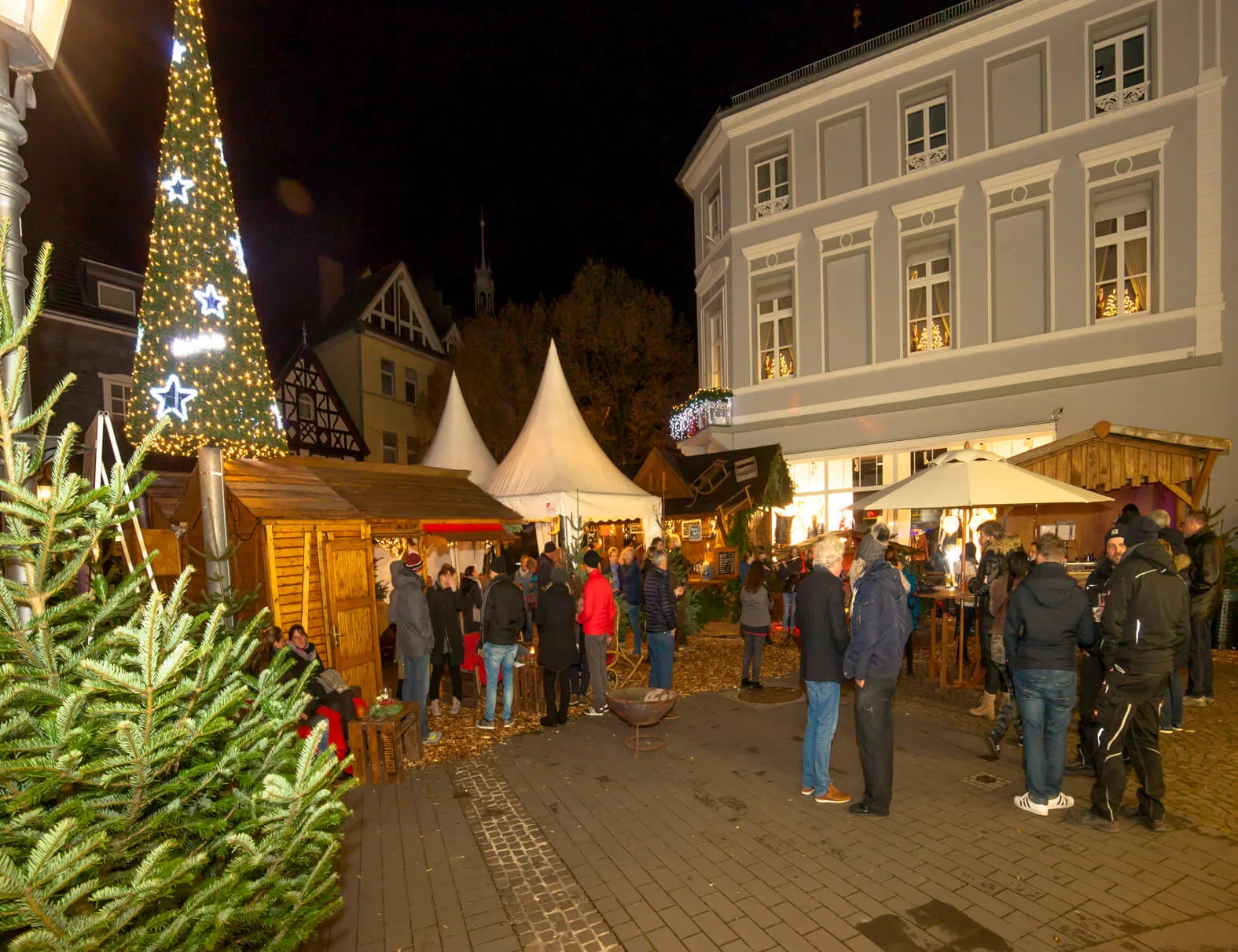 Advent im Kaminzimmer – Wenn in der Adventszeit viel zu früh die Dunkelheit hereinbricht und uns die Kälte eisig ummantelt, dann treffen wir uns im KAMINZIMMER. Mitten in der Stadt lockt behagliche Gemütlichkeit wie in einer entlegenen Berghütte. Und in freundlicher Geselligkeit – die Hände um einen Becher dampfend duftenden Glühweins gelegt – wird auch dieser Adventabend zum entspannten Vergnügen. Jeden Donnerstag, Freitag und Samstag der Adventszeit von 16.00 bis 22.00 Uhr – nach Shopping durch die vorweihnachtlich gestimmten Läden der Innenstadt und / oder Einkehr in der örtlichen Gastronomie findet im KAMINZIMMER der Tag den vollkommenen Abschluss.