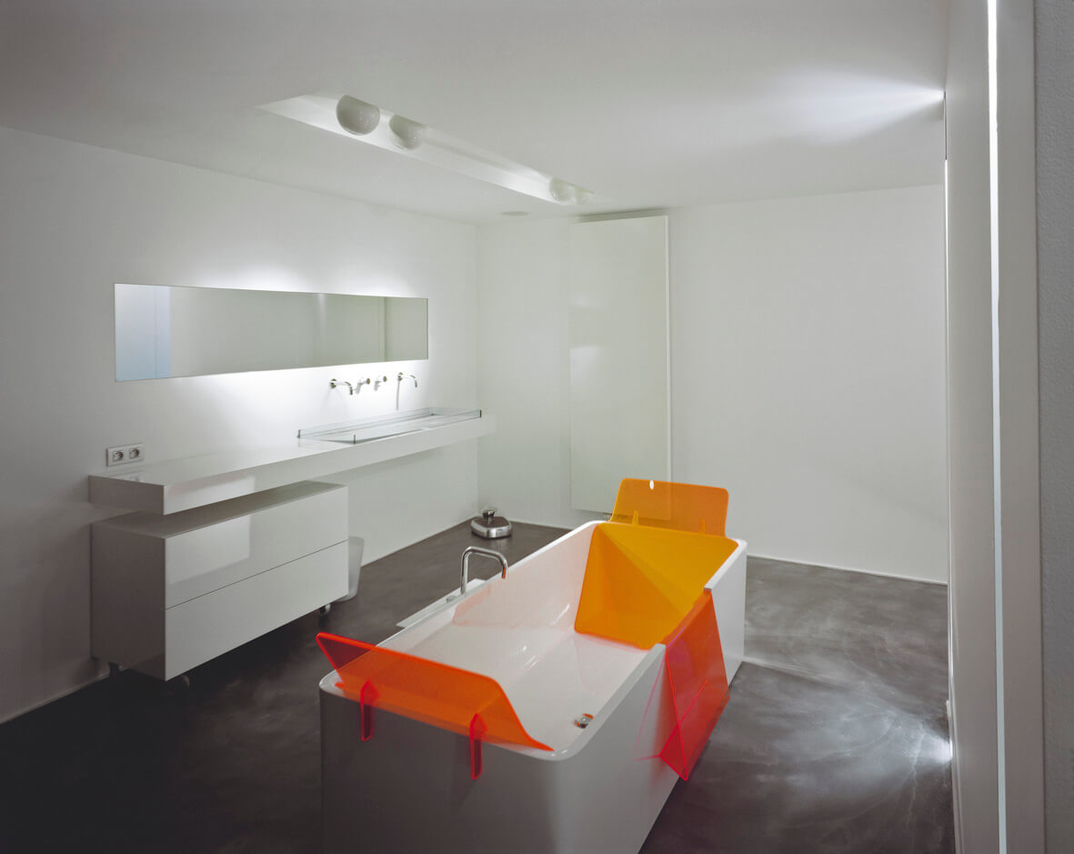 Luxus Badewanne mit orangen Transparenteinsätzen in weißem Bad