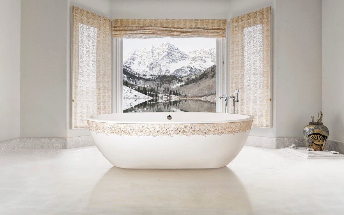 Ovale Luxus Badewanne mit dekorativem Zierband vor offenem Fenster mit Alpenblick