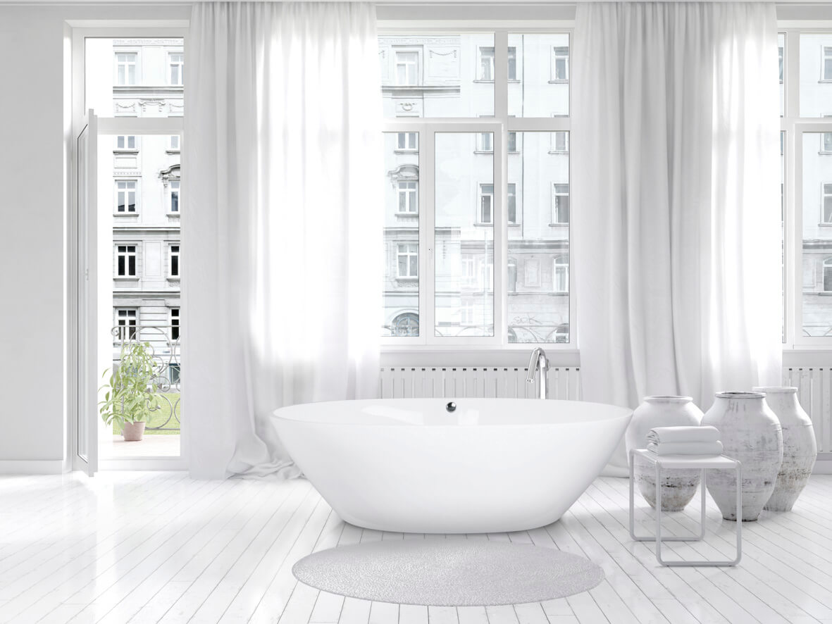 Schneeweiße Luxus Badewanne vor Panoramafenster 