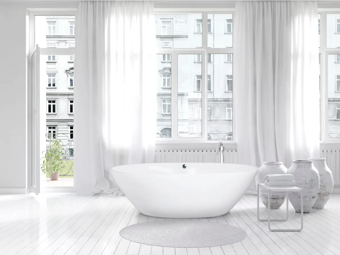 Schneeweiße Luxus Badewanne vor Panoramafenster 