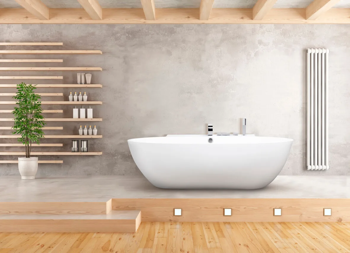 Luxus Badewanne in Raum mit Holzbalken, -regalen und -boden