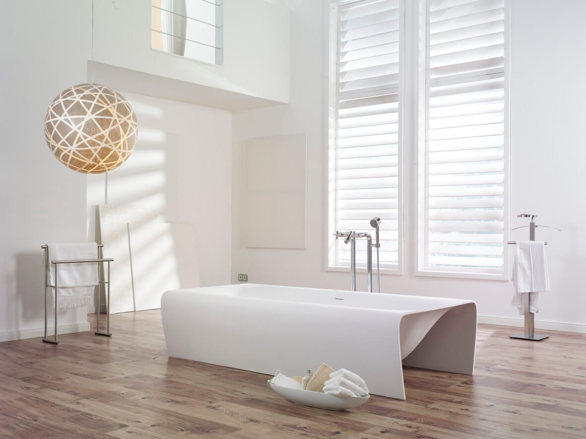 Abstraktes Design für Luxus Badewanne Luxus Badewanne mit abstrakten Zierelementen in schneeweißem Loft