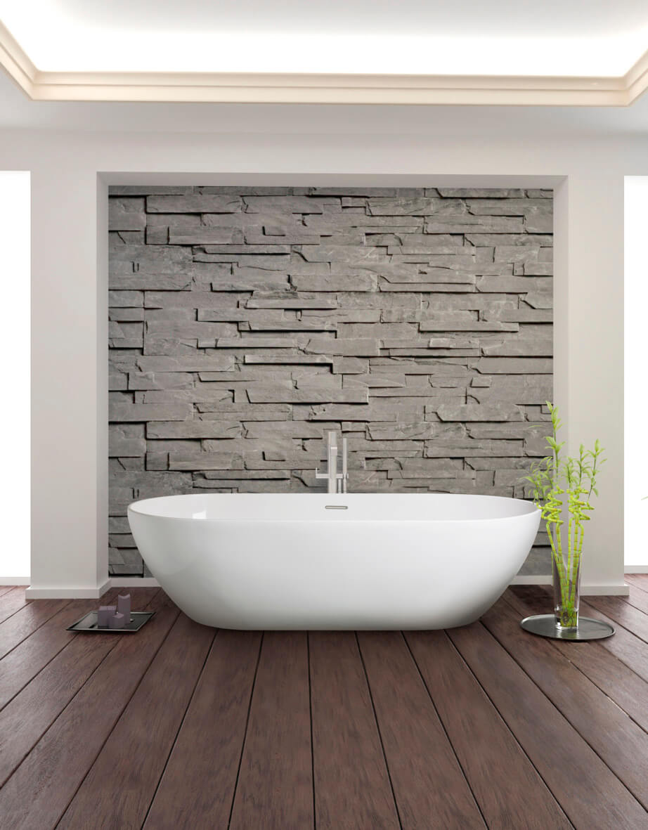 Klassische Luxus Badewanne Klassische freistehende Luxus Badewanne vor hellgrauer Schieferwand