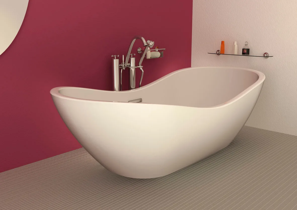 Weiße Luxus Badewanne mit geschwungenem Rand vor magendafarbener Wand