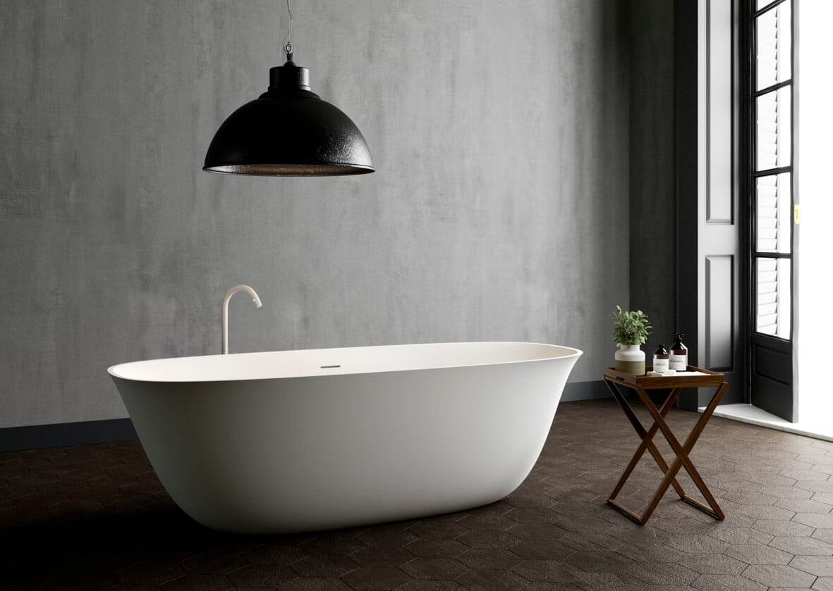 Weiße Luxus Badewanne Ovale Luxus Badewanne mit großer schwarzer Hängeleuchte darüber