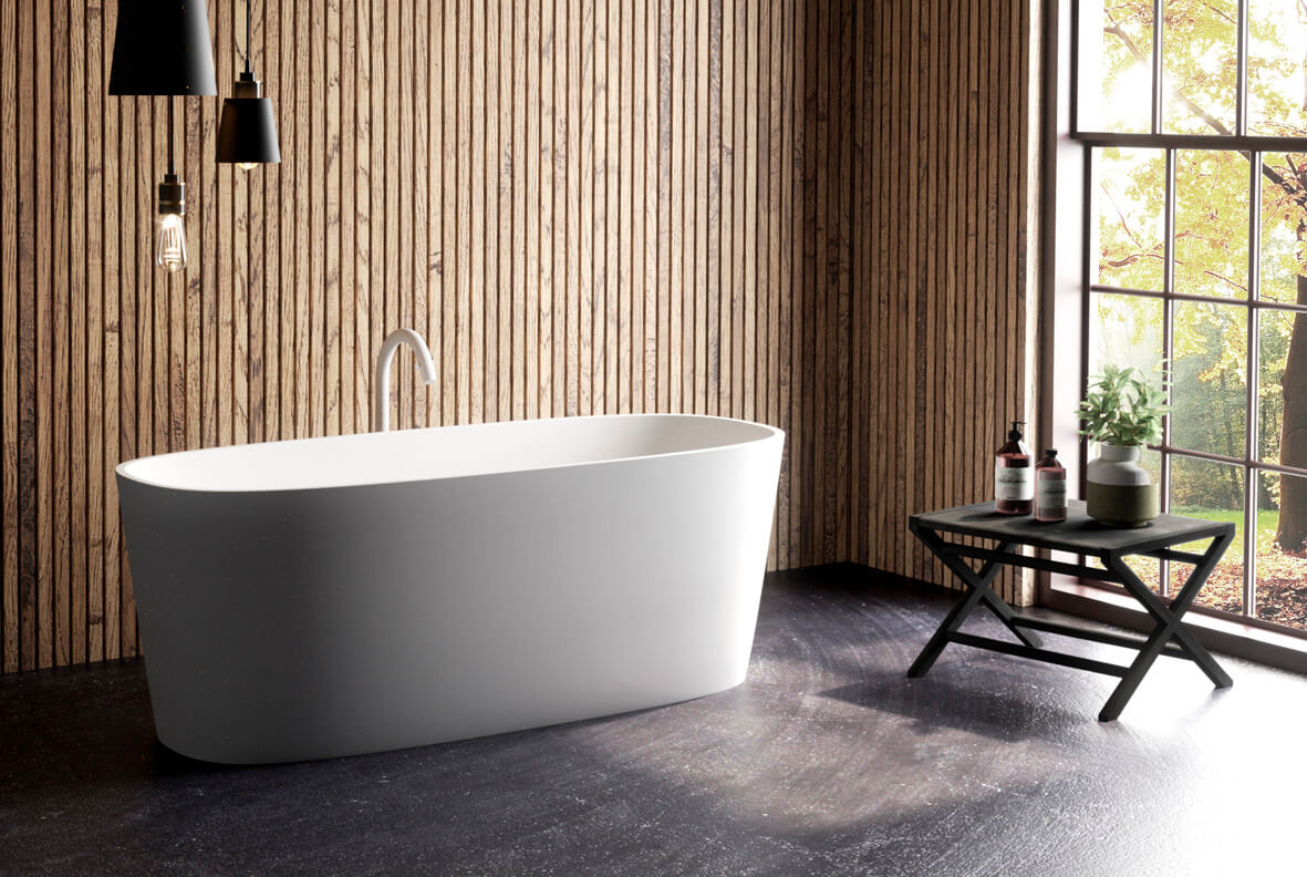 Hohe Luxus Badewanne in abgerundeter Form vor Holzwand