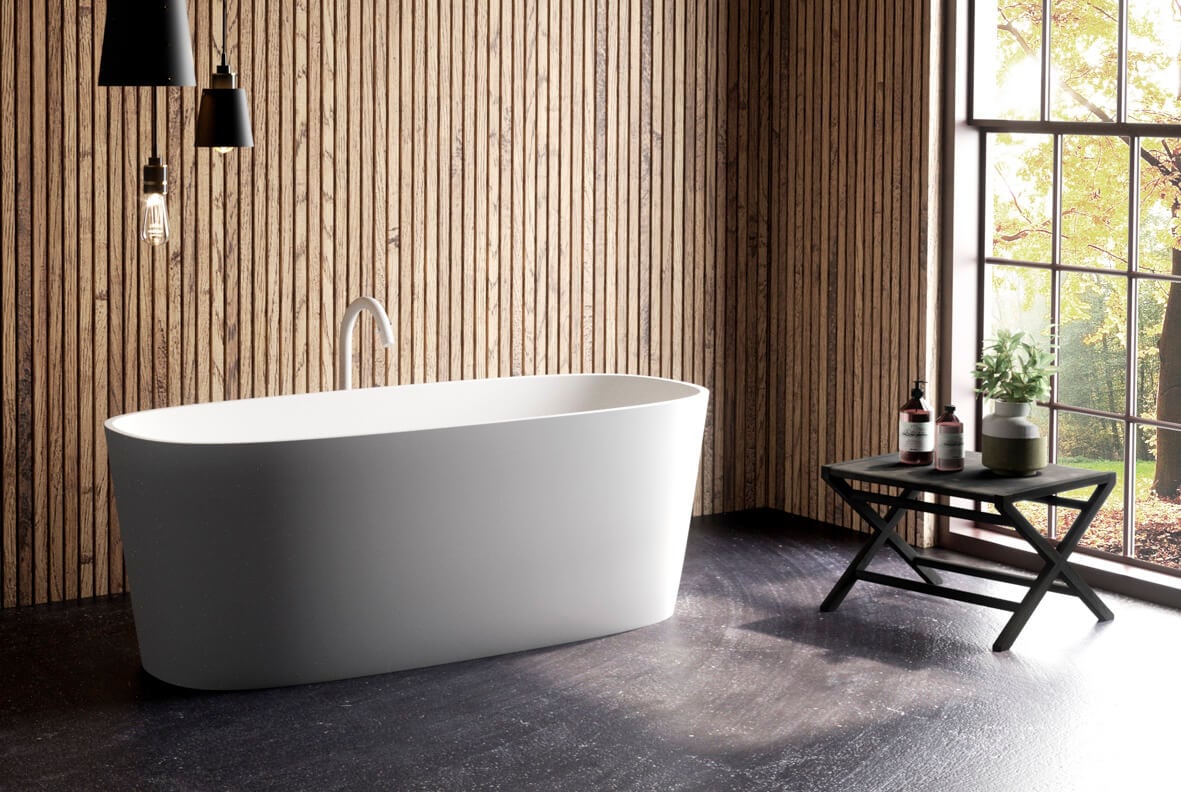 Luxus Badewanne mit hohem Rand Hohe Luxus Badewanne in abgerundeter Form vor Holzwand
