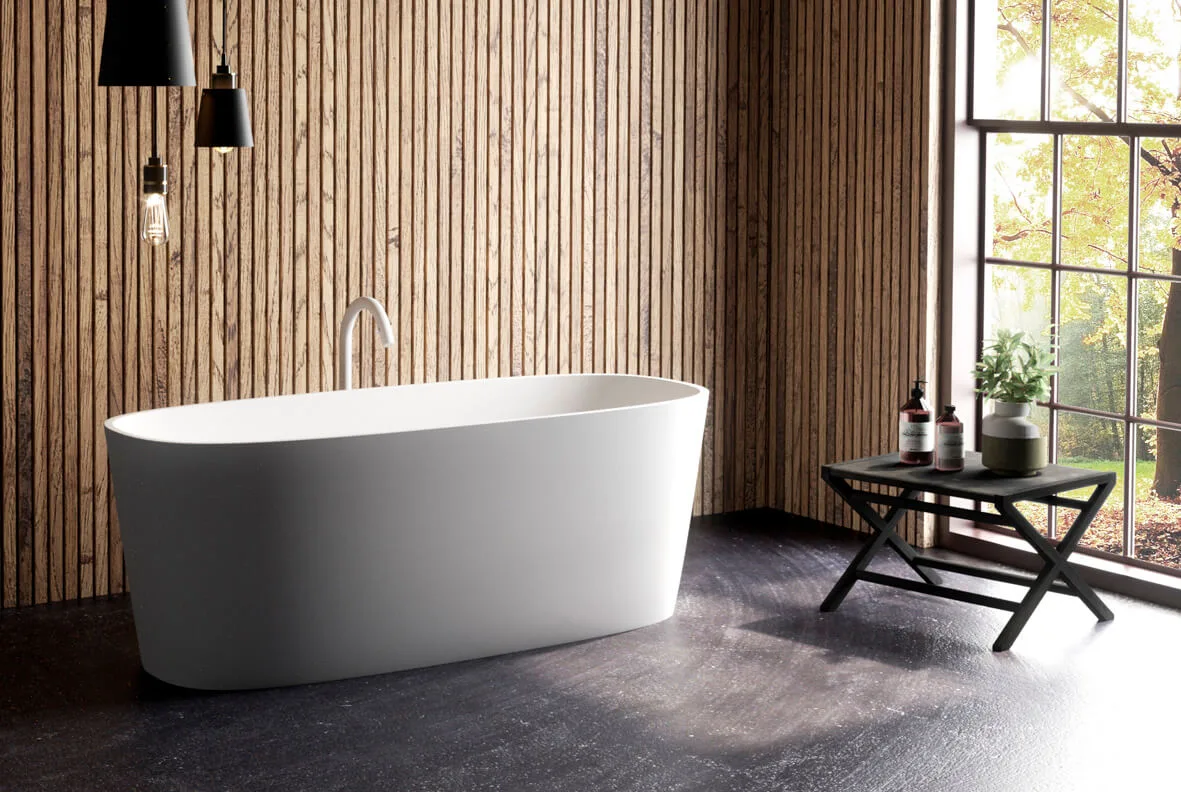Hohe Luxus Badewanne in abgerundeter Form vor Holzwand