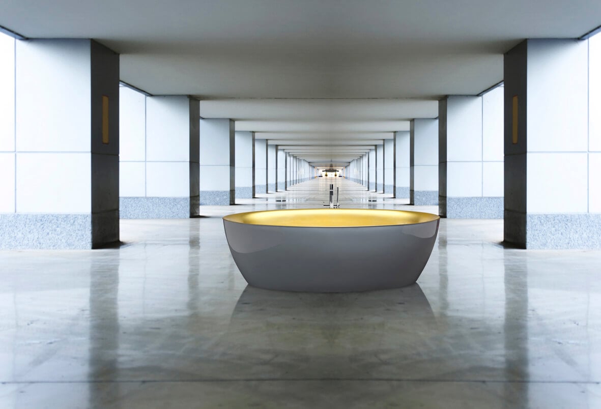 Gold-graue Luxus Badewanne Luxus Badewanne mit goldener Innen- und grauer Außenseite in Säulengang