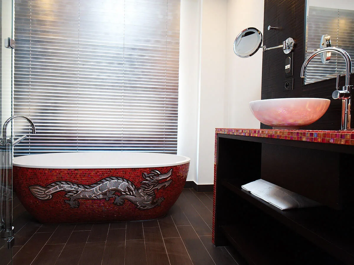 Aquamass Luxus Badewanne mit rotem Mosaik mit Drachenmotiv in schwarz-weißem Bad