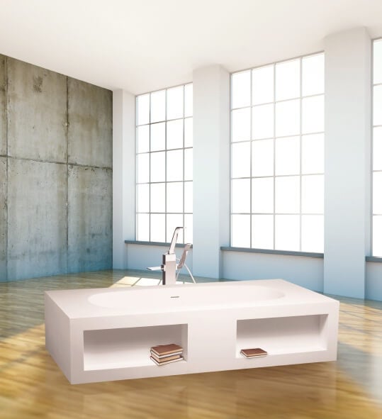 Luxus Badewanne mit zwei Ablagefächern Rechteckige Luxus Badewanne mit zwei integrierten Regalen in leerem Loft