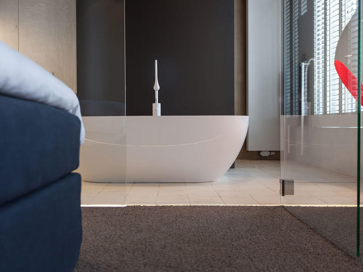 Freistehende Luxus Badewanne Ovale, freistehende Luxus Badewanne hinter offener Glastüre
