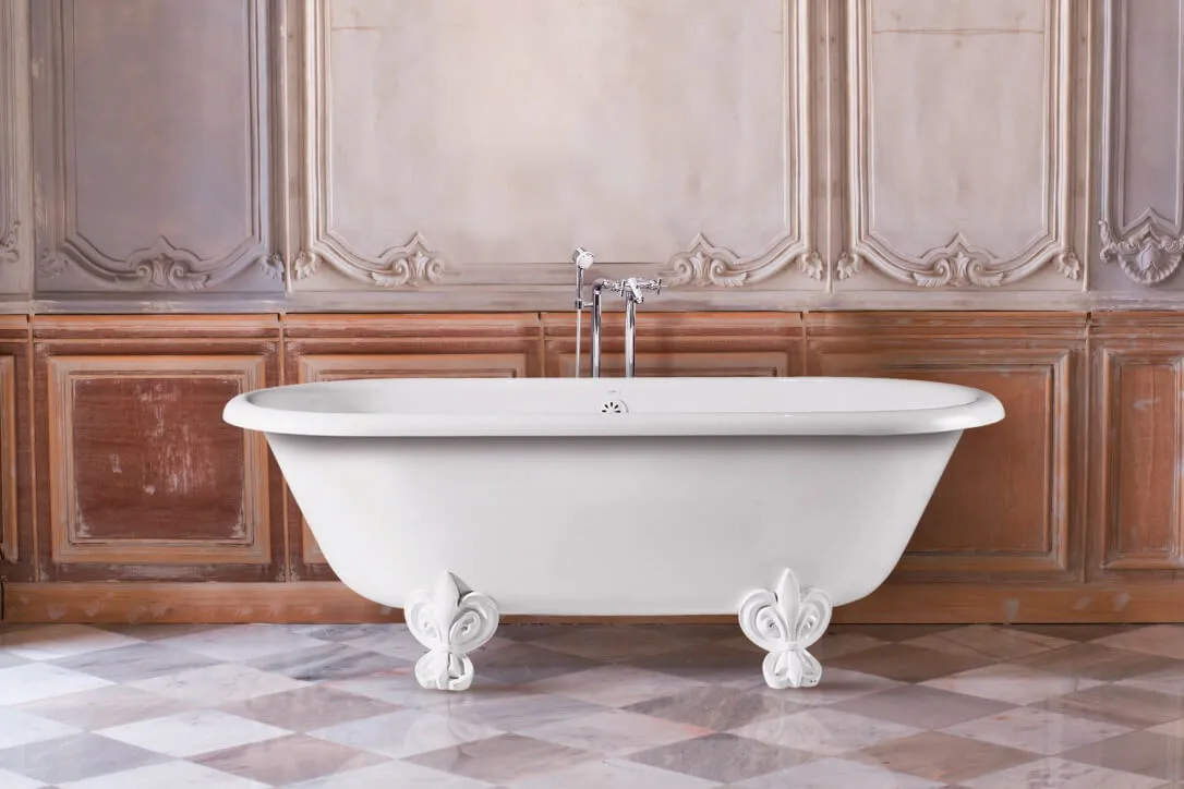 Luxus Badewanne mit verschnörkelten Füßen vor Wand in Vintage-Optik