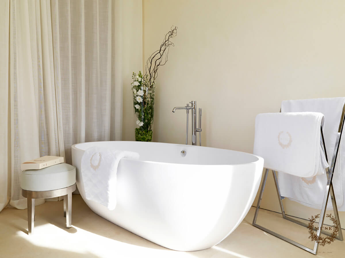 Freistehende Luxus Badewanne mit Hocker und Handtuchhalter