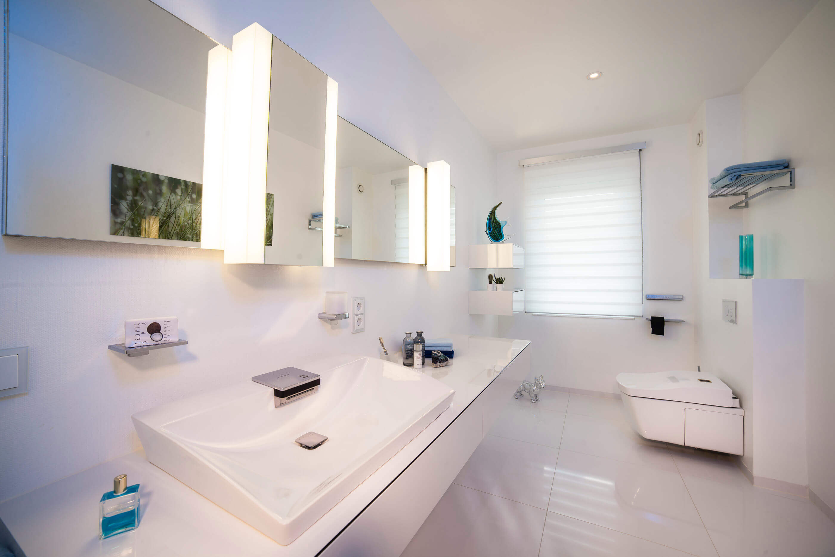 Grosses Badezimmer in Weiß mit Neorest WC von TOTO