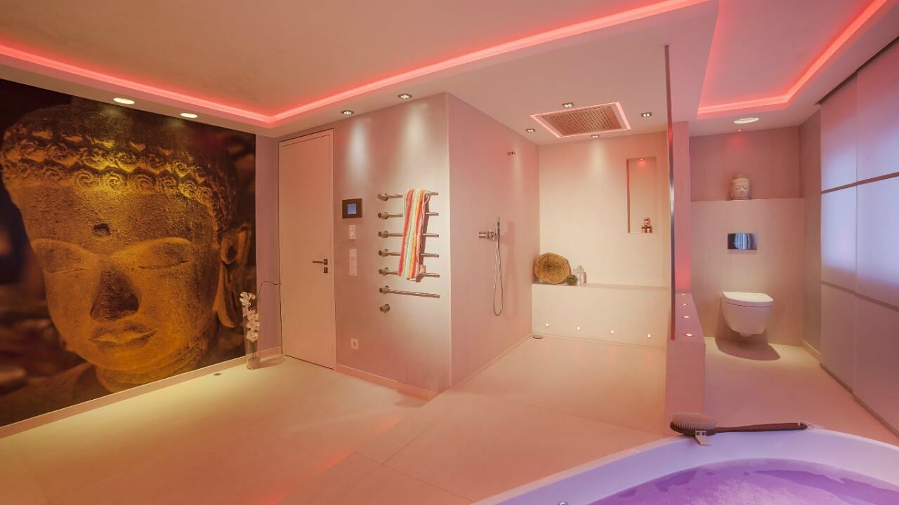Minimalistisches Luxus Badezimmer mit fernöstlichen Elementen