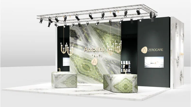 Anmut und Eleganz für eine kostbare, traumhafte Kulisse Antolini erklärt seine Präsenz auf der BAU mit einer durchdachten Installation, die vom Designer Alessandro La Spada entworfen wurde. Antolini ist ein Synonym für Exzellenz in der Natursteinbranche und präsentiert sich in München mit einem Ausstellungsraum, der fließend, offen, filigran und gleichzeitig energisch ist. Die vom Designer Alessandro La Spada entworfene Installation empfängt die Besucher mit einer Atmosphäre von fast magischen Tönen: einem harmonischen und eindrucksvollen Bodenbelag aus Dover White (in Lederoptik) sowie einer äußerst suggestiven Wand aus Irish Green | Stratos Design, das dank der neuen Diagonalvene den Betrachter mit seinem verträumten und anmutigen Charakter besticht. Äußerlich bietet eine weiße Wand, ebenfalls in Dover White (in poliertem Finish), einfallsreiche, diagonal verlegte Bookmatch-Platten, die vergängliche organische Elemente hervorrufen. In der Mitte der Installation befinden sich zwei Küchenblöcke mit weichen und abgerundeten Formen, die aus frischen, grünen und hellgrauen Tönen aus poliertem irischem Naturstein Naturstein erstellt wurden, der mit seinen irisierenden Ton-to-Ton-Tönen ein Muster bildet, das natürlichen Diamanten ähnelt. Die Oberflächen beider Blöcke werden von Azerocare geschützt und verbessert. Diese innovative Behandlung wurde von Antolini patentiert. Sie ist besonders nützlich in der Küche und kann maximalen Schutz für Marmor, Onyx und weiche Quarzite gegen Fleckenbildung und Ätzung durch Kontakt mit Lebensmitteln sowie säurehaltige Substanzen gewährleisten Substanzen. Dies ist eine äußerst wichtige Lösung zum Schutz vor potenziellen Schäden, die durch die Verwendung von Produkten wie Wein, Kaffee, Öl, Essig, Tomatensauce und Fruchtsäften entstehen. Darüber hinaus hat Azerocare auch einen bakteriostatischen Effekt, der die Hygiene und Gesundheit des Steins garantiert. Schließlich runden vier elegant gestaltete Kerzenständer die Installation von Antolini ab: Das Pois-Modell von Clan Milano beleuchtet sowohl die Küchenarbeitsplatten als auch den umliegenden Raum mit einem eleganten und raffinierten Stil. Im Arbeitsbereich geben zwei rechteckige Tische in Dover White (poliertes Finish) Rhythmus für den Raum, der von prächtigen Morsetto-Lampen beleuchtet wird, die von Alessandro La Spada entworfen wurden.