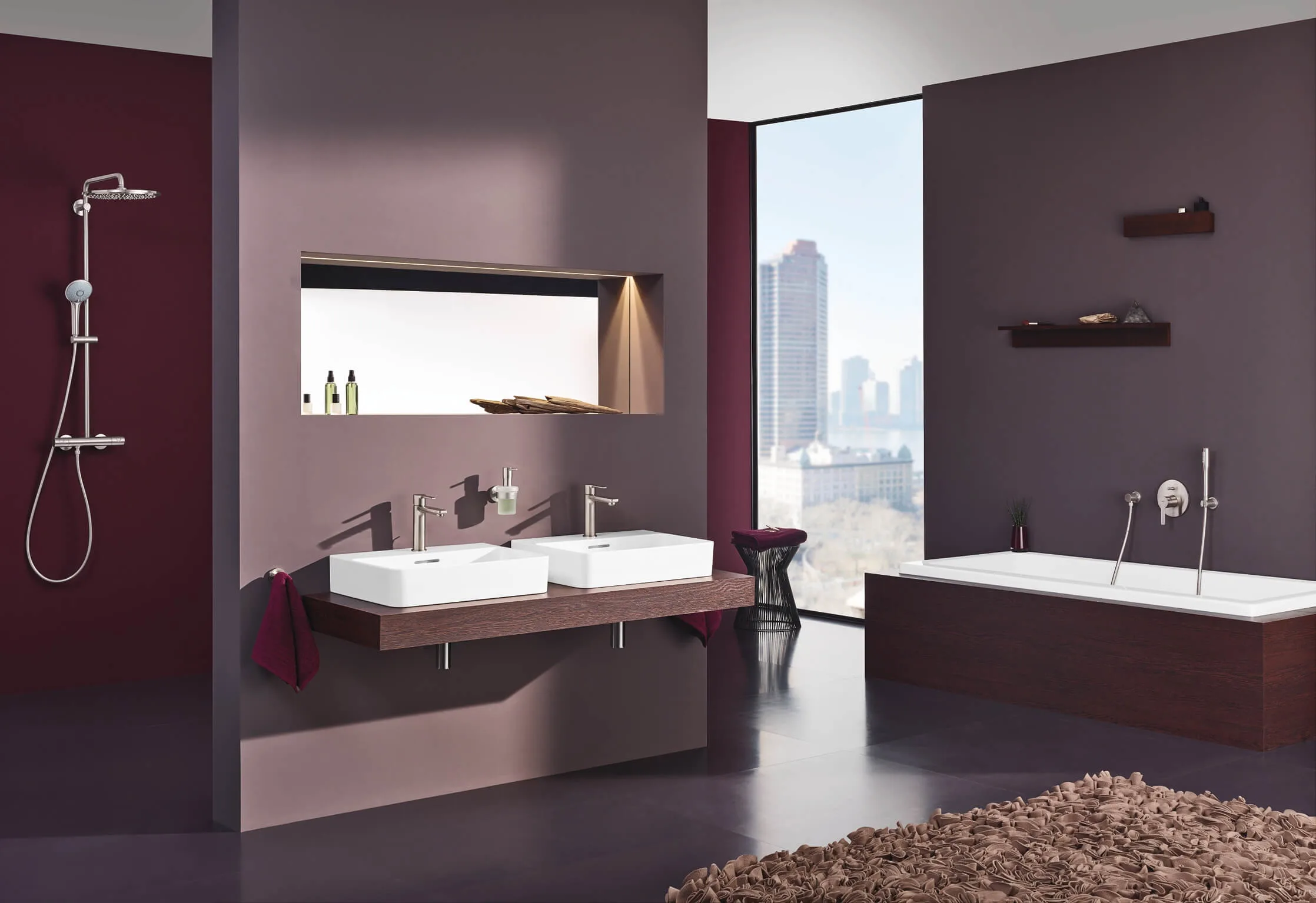 Ton-in-Ton-Farbkonzepte verleihen einem Badezimmer auch bei einer mutigen Farbwahl eine ruhige Ausstrahlung. Eine Farbe übernimmt hierbei die Vorherrschaft in der Gestaltung. (Foto: Grohe)