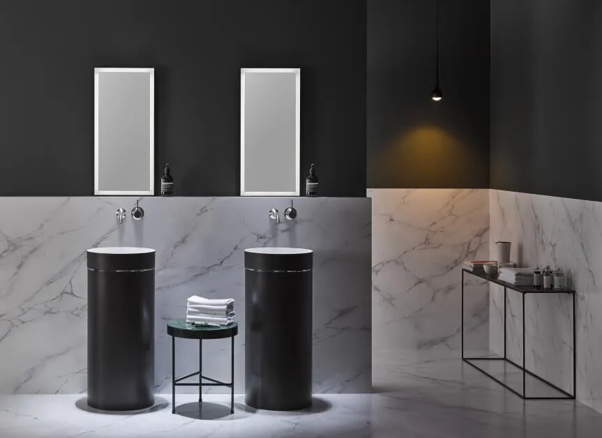 Das ist mal ein Statement: ein schwarzes Badezimmer! Waschtische, Armaturen (Dornbracht) und Accessoires bilden einen interessanten Kontrast zur Wand- und Bodengestaltung aus Marmor. (Foto: Alape)