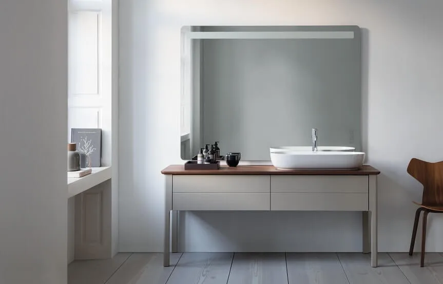Das neue Weiß im Badezimmer? Grau ist der aktuelle gemeinsame farbliche Nenner im Badezimmer ─ sogar mit Zeitlosigkeitseffekt.